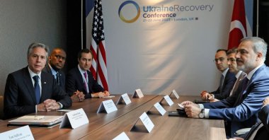 U.S. Secretary of State Antony Blinken (L) gestures as he meets with Hakan Fidan (R), in London, U.K., June 21, 2023. (AFP Photo)