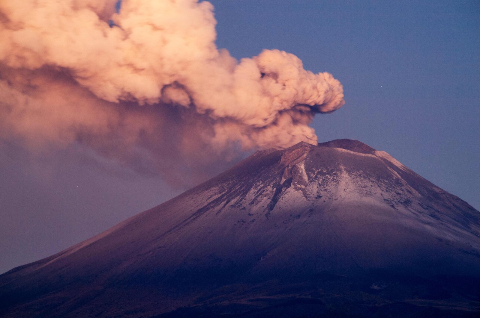 Pemimpin spiritual Meksiko berbicara dengan gunung berapi El Popo untuk kemakmuran