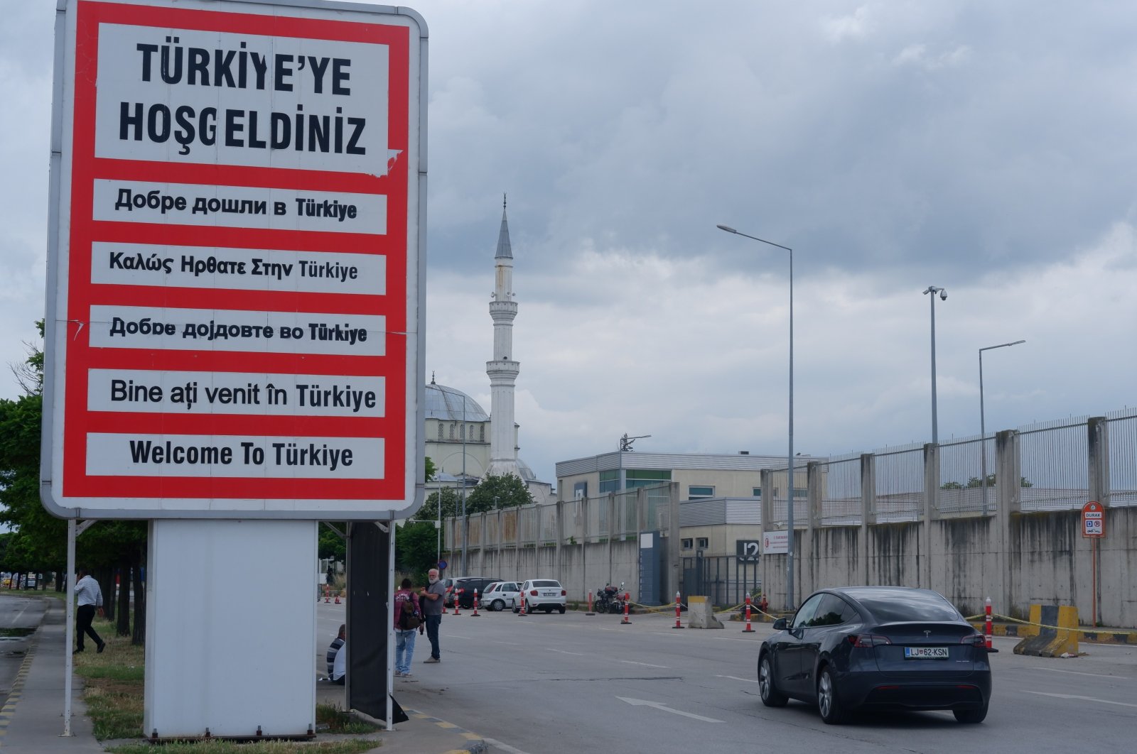 A car passes the "Welcome to Türkiye" sign while crossing the border with Bulgaria, Edirne, northwestern Türkiye, June 14, 2023. (IHA Photo)