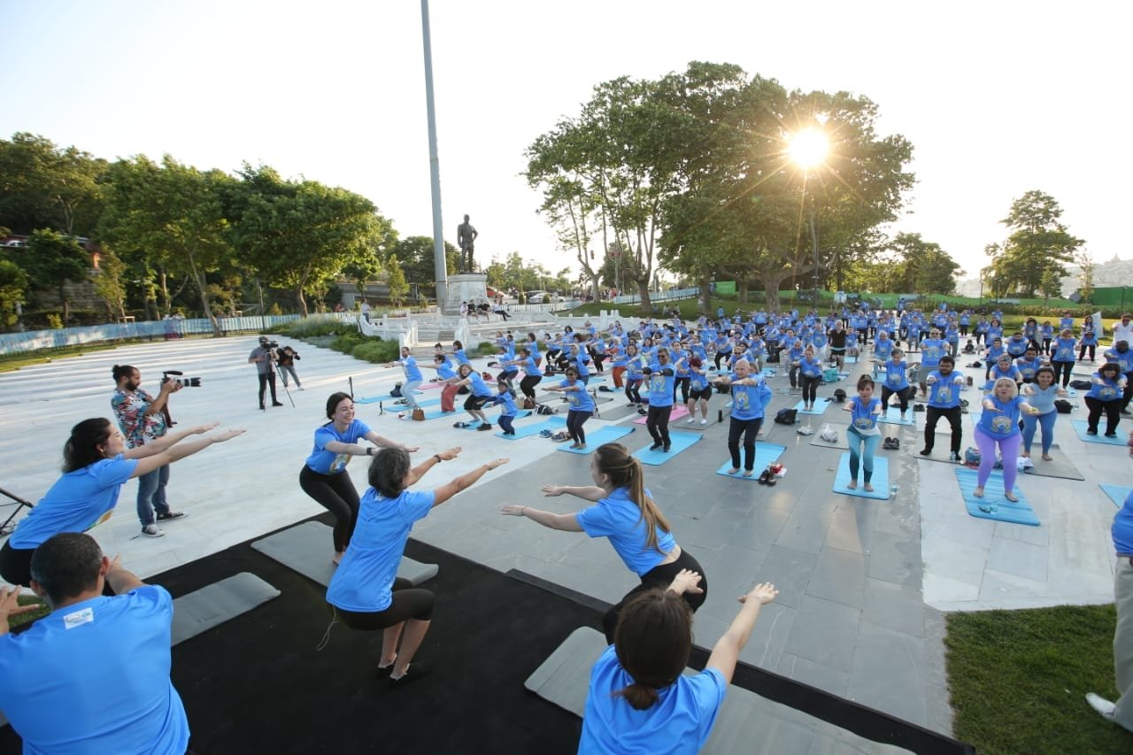 Peserta bersama instruktur yoga melakukan yoga pada acara International Yoga Day ke-9, Istanbul, Türkiye, 21 Juni 2023. (Foto DHA)