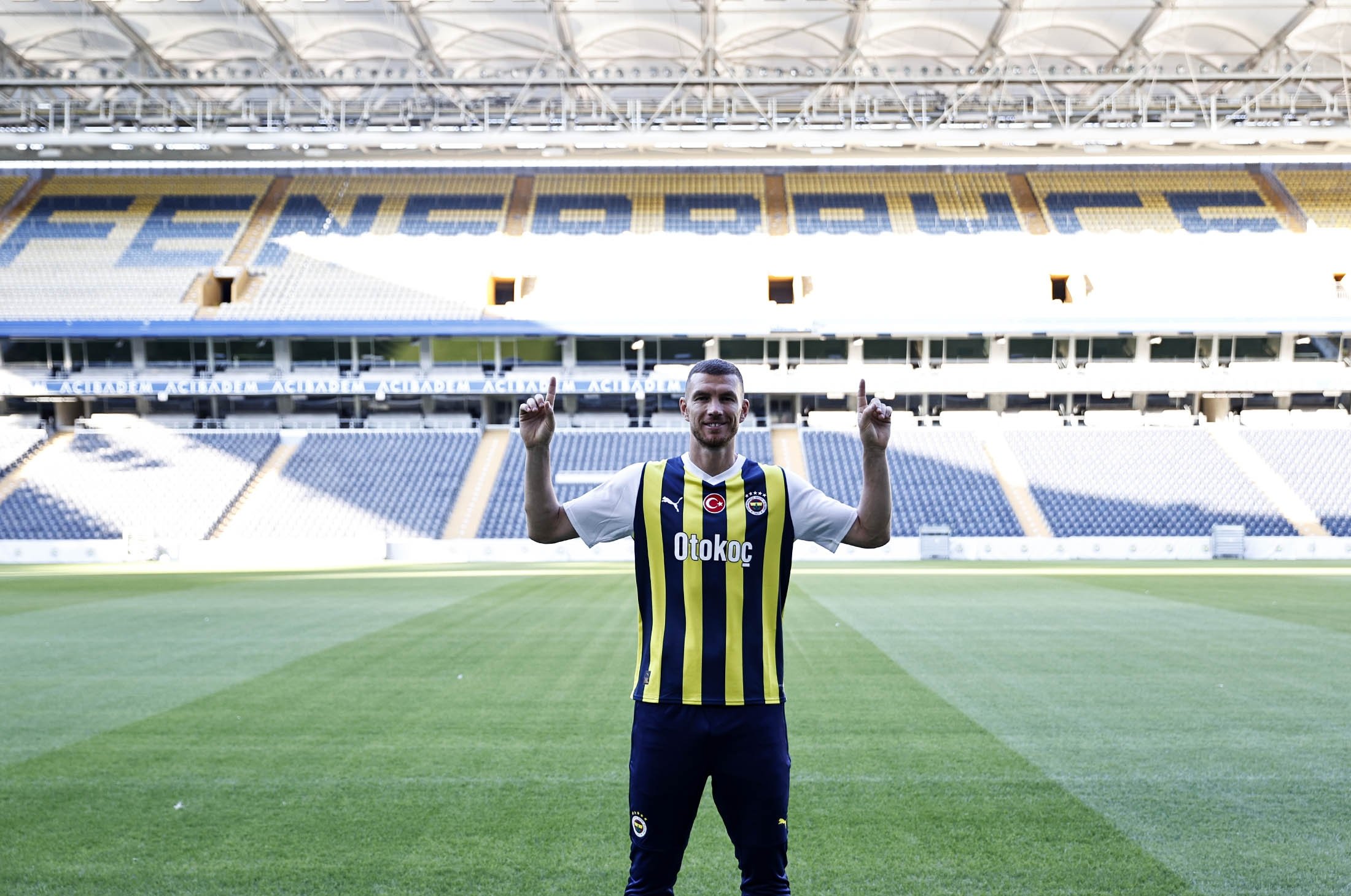 Striker baru Fenerbahçe Edin Dzeko berpose untuk foto di Stadion Ülker Fenerbahçe Şükrü Saracoğlu setelah menandatangani kontrak dua tahun dengan klub Turki, di Istanbul, Türkiye, 22 Juni 2023. (Foto AA)