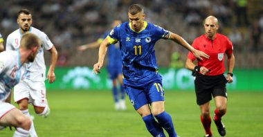 Bosnia-Herzegovina's Edin Dzeko (C) in action during the UEFA EURO 2024 qualifying match against Luxembourg, Zenica, Bosnia-Herzegovina, June 20, 2023. (EPA Photo)