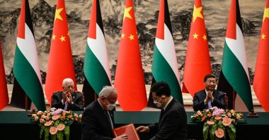 Palestinian Foreign Minister Riyad Al-Maliki (L-2) attends a signing ceremony with Chinese Foreign Minister Qin Gang (R) as Palestinian President Mahmoud Abbas (L) and China's President Xi Jinping applaud at the Great Hall of the People, Beijing, China, June 14, 2023. (Reuters Photo)