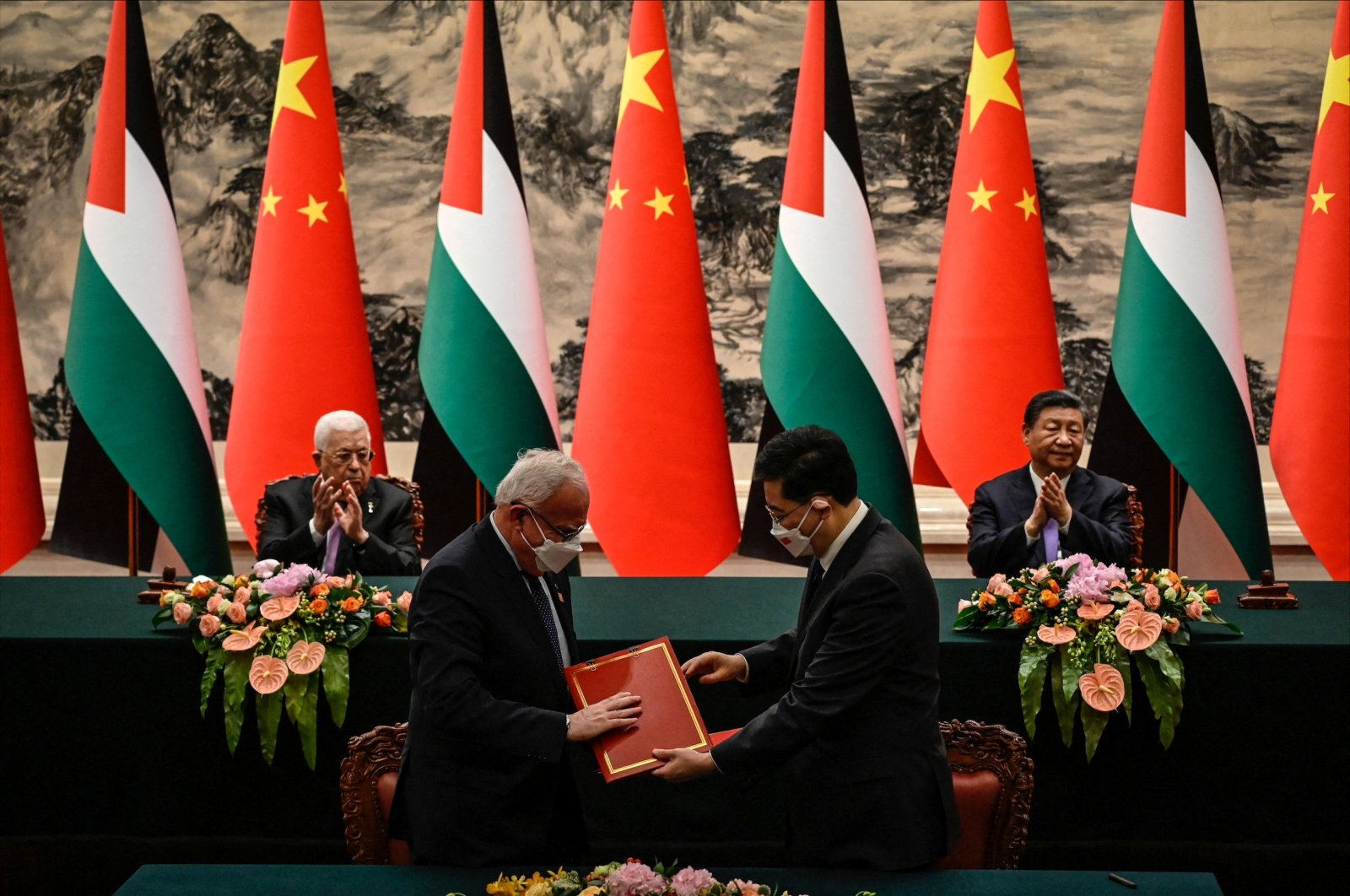 Palestinian Foreign Minister Riyad Al-Maliki (L-2) attends a signing ceremony with Chinese Foreign Minister Qin Gang (R) as Palestinian President Mahmoud Abbas (L) and China&#039;s President Xi Jinping applaud at the Great Hall of the People, Beijing, China, June 14, 2023. (Reuters Photo)