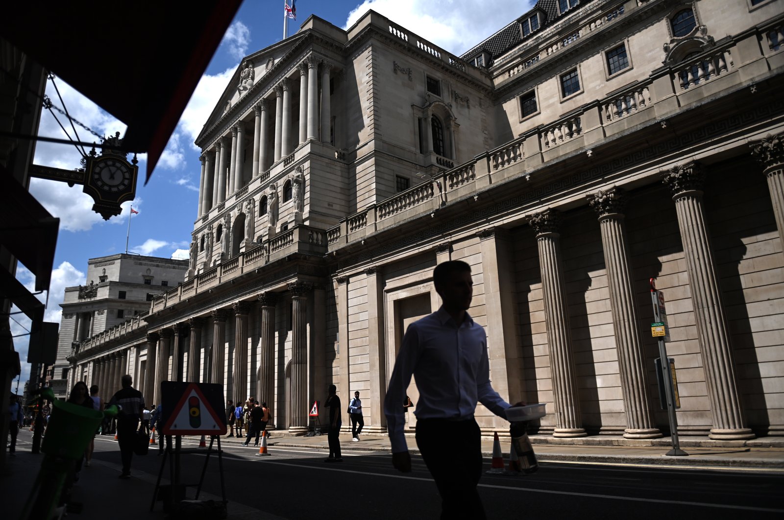 Bank of England menaikkan suku bunga setengah poin untuk mengatasi inflasi yang membandel