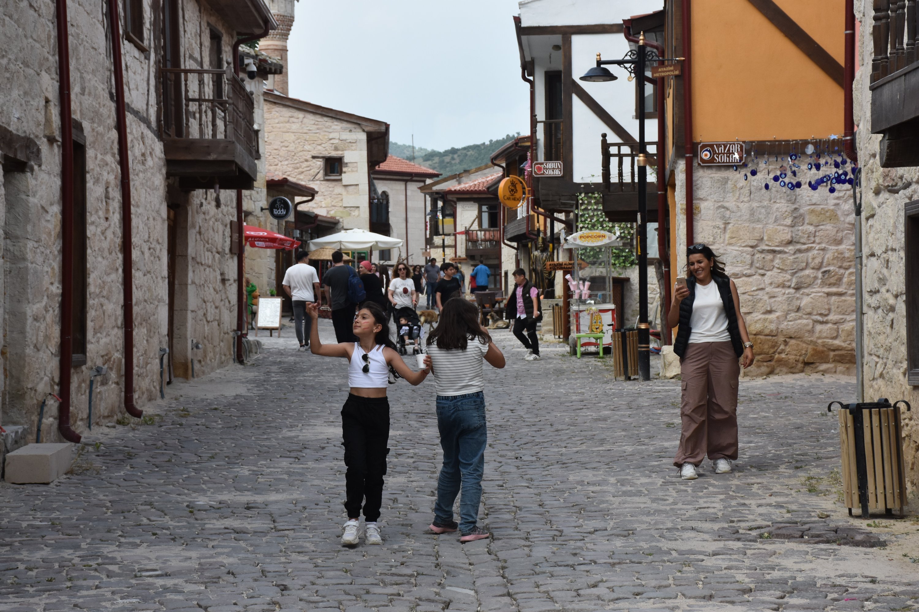 Warga berfoto di kawasan kota tua, Afyonkarahisar, Türkiye, 22 Juni 2023. (Foto AA)