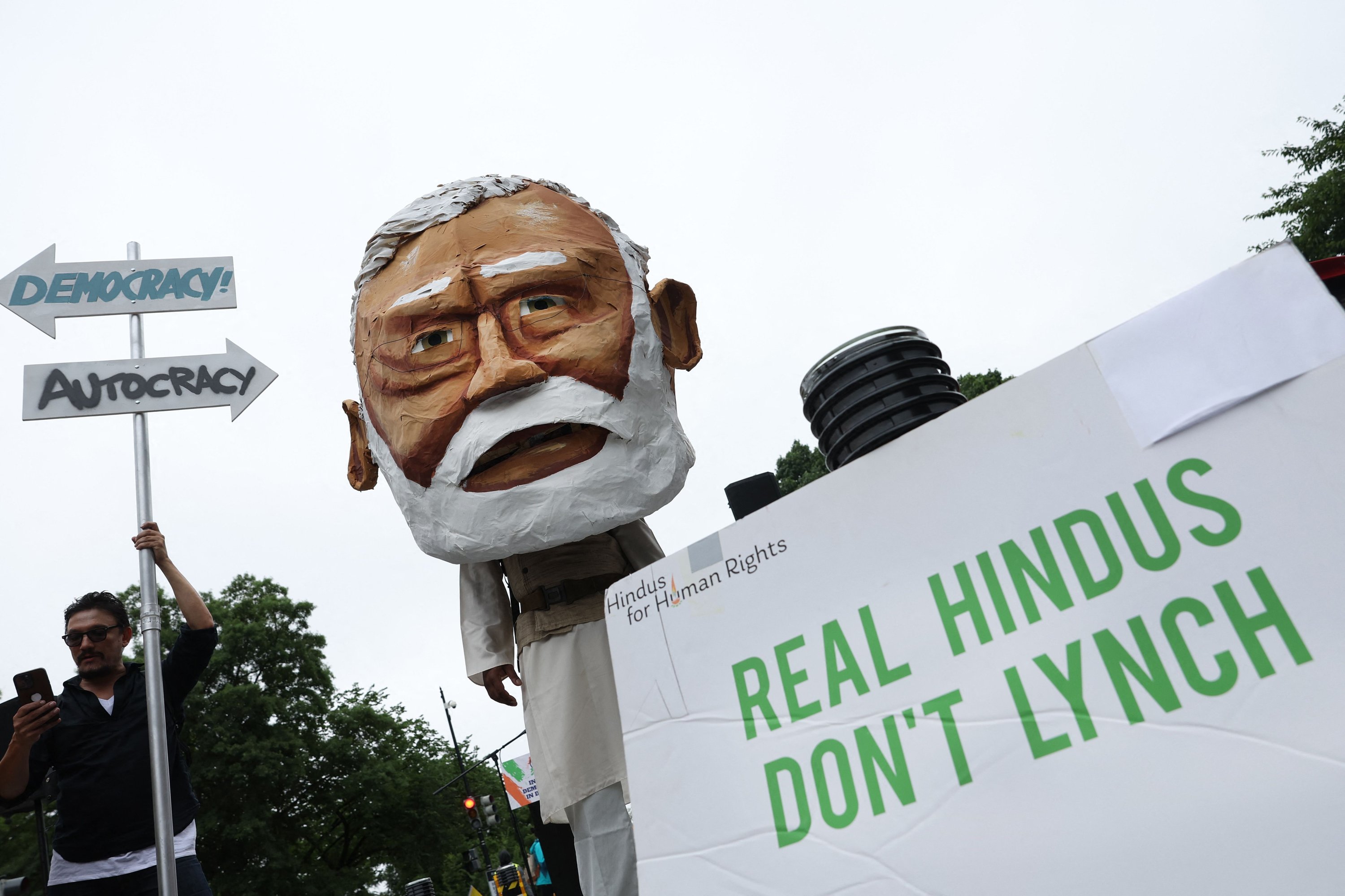 Para aktivis memprotes kunjungan kenegaraan Perdana Menteri India Narendra Modi, di Washington, DC, 22 Juni 2023. (Foto AFP)