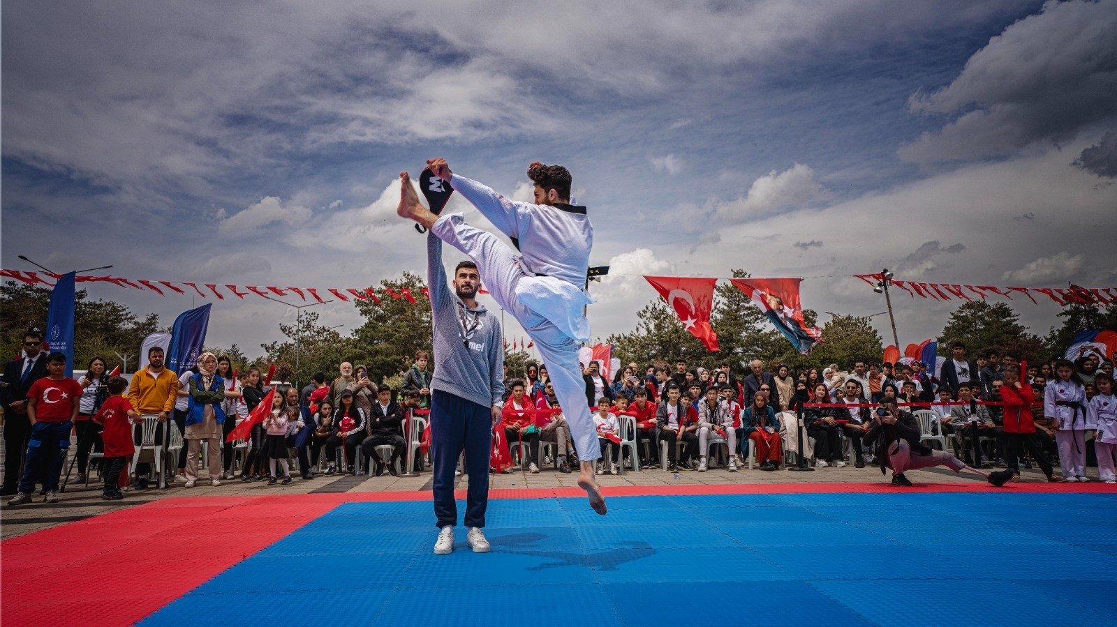 Atlet Turki beraksi di sekolah olahraga musim panas gratis dan sekolah olahraga inklusif GSB, yang diselenggarakan oleh Kementerian Pemuda dan Olahraga.  (Foto IHA)
