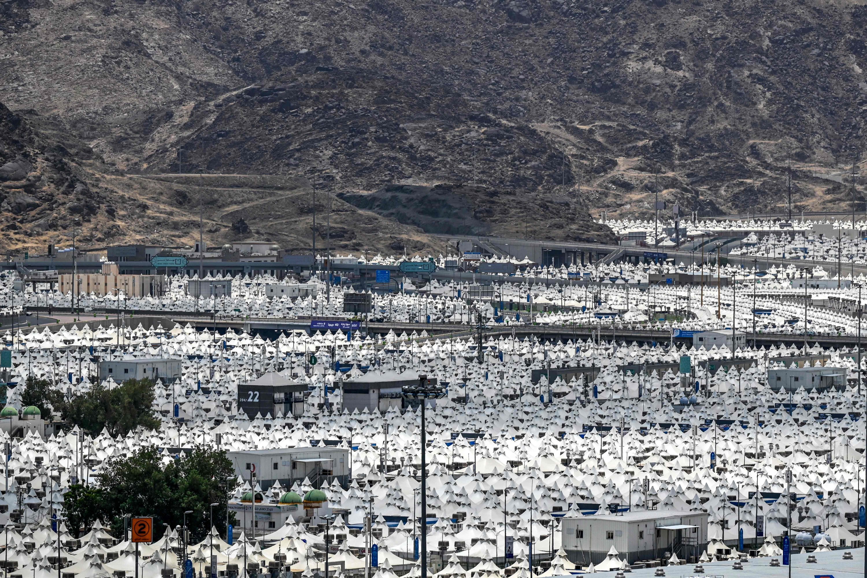 Tenda yang menampung jemaah haji didirikan bersama di Mina, dekat kota suci Mekkah, Arab Saudi, 23 Juni 2023. (AFP Photo)