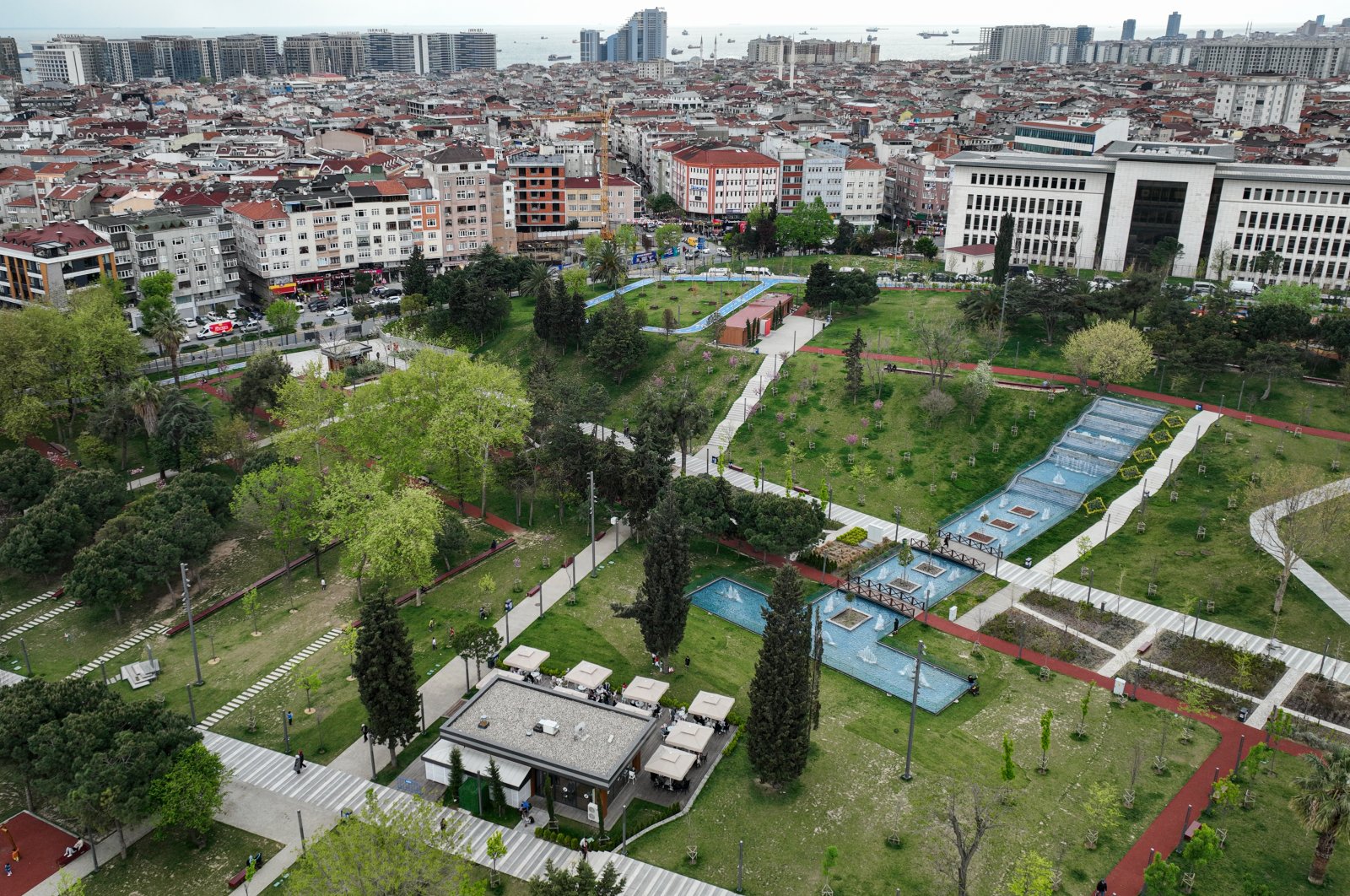 Taman umum Istanbul menanamkan kehijauan, relaksasi ke dalam kota yang semarak