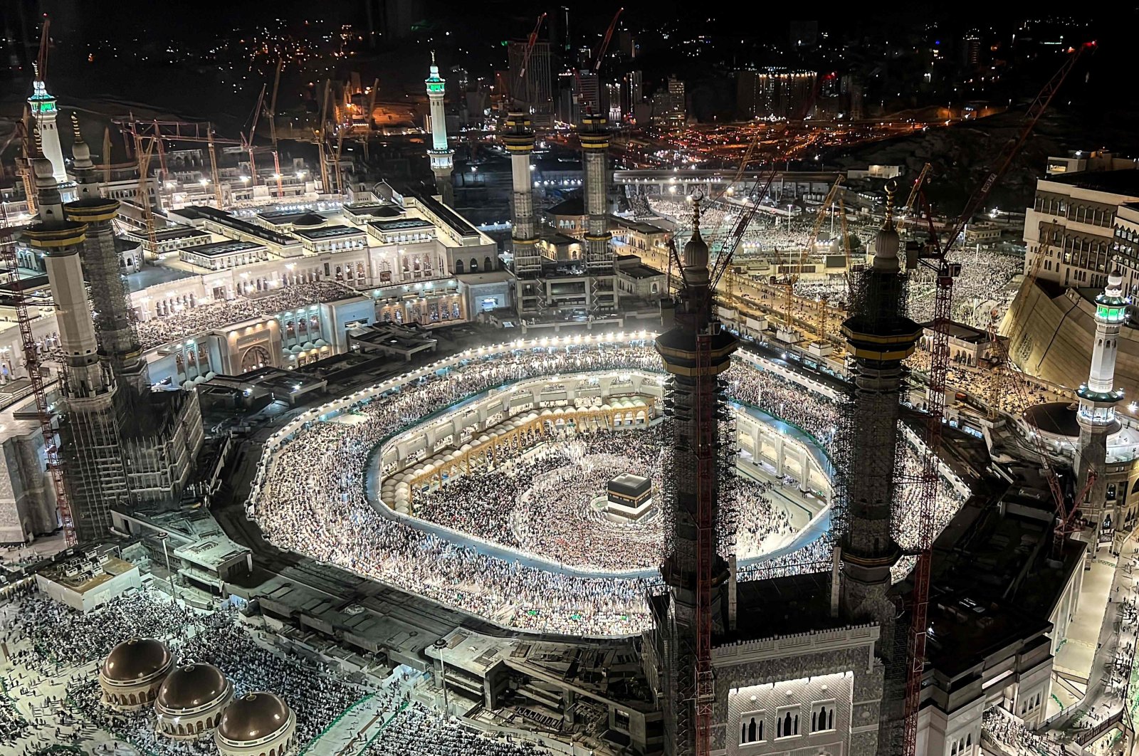 Jutaan Muslim menantang panas Saudi untuk berkumpul di Mekkah untuk haji