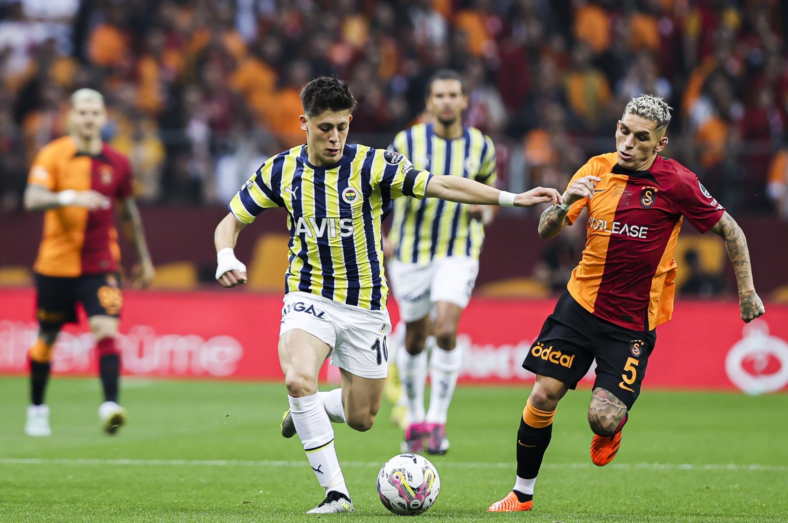 Fenerbahçe&#039;s Arda Güler (L) in action with Galatasaray&#039;s Lucas Torreira during the Süper Lig match at the Nef Stadium, Istanbul, Türkiye, June 4, 2023. (AA Photo) 