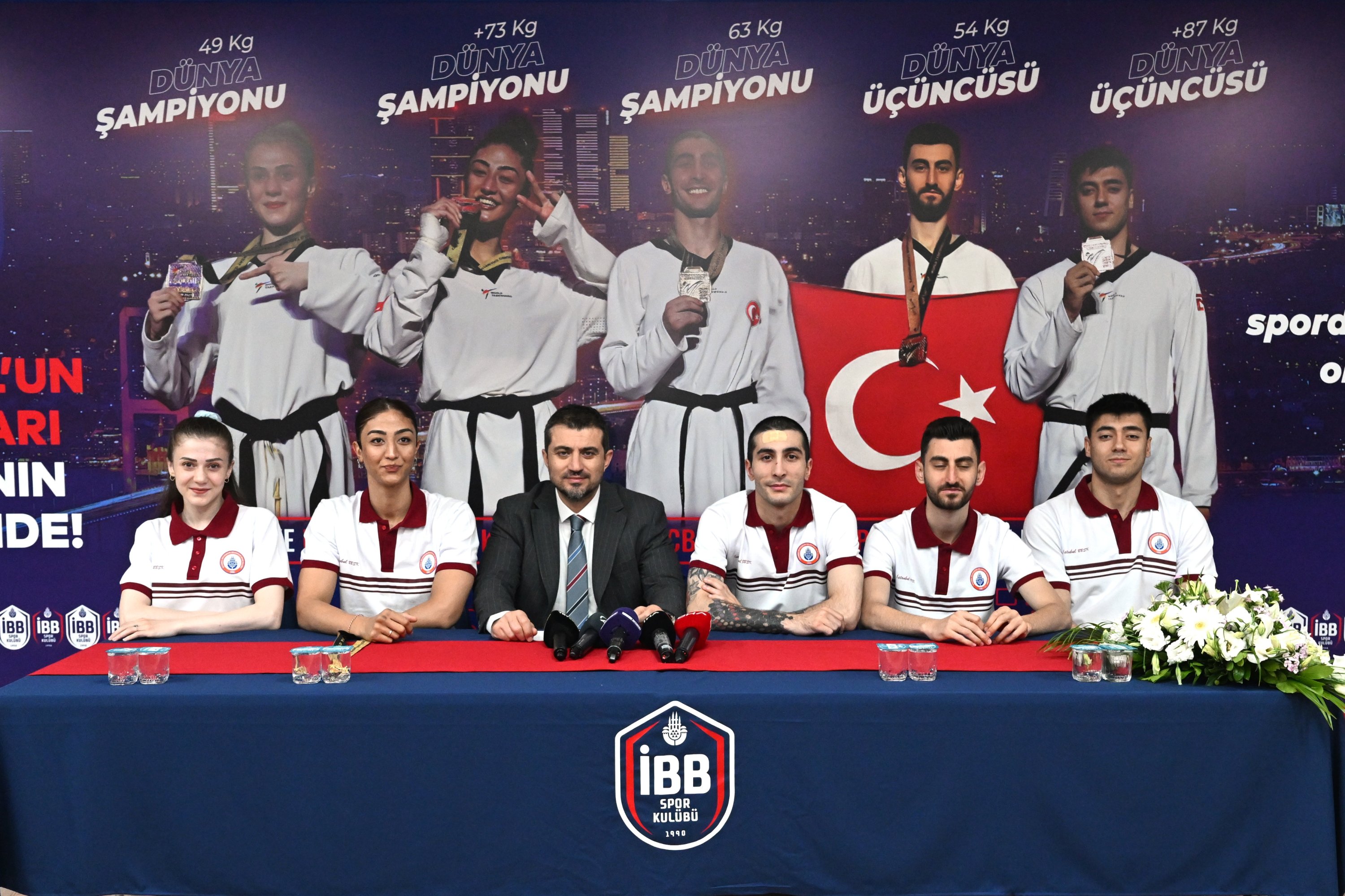 Atlet Klub Olahraga Kota Metropolitan Istanbul (IBBSK) pemenang penghargaan Azerbaijan World Taekwondo Championships berpose untuk foto setelah konferensi pers, Istanbul, Türkiye, 13 Juni 2023. (Foto AA)