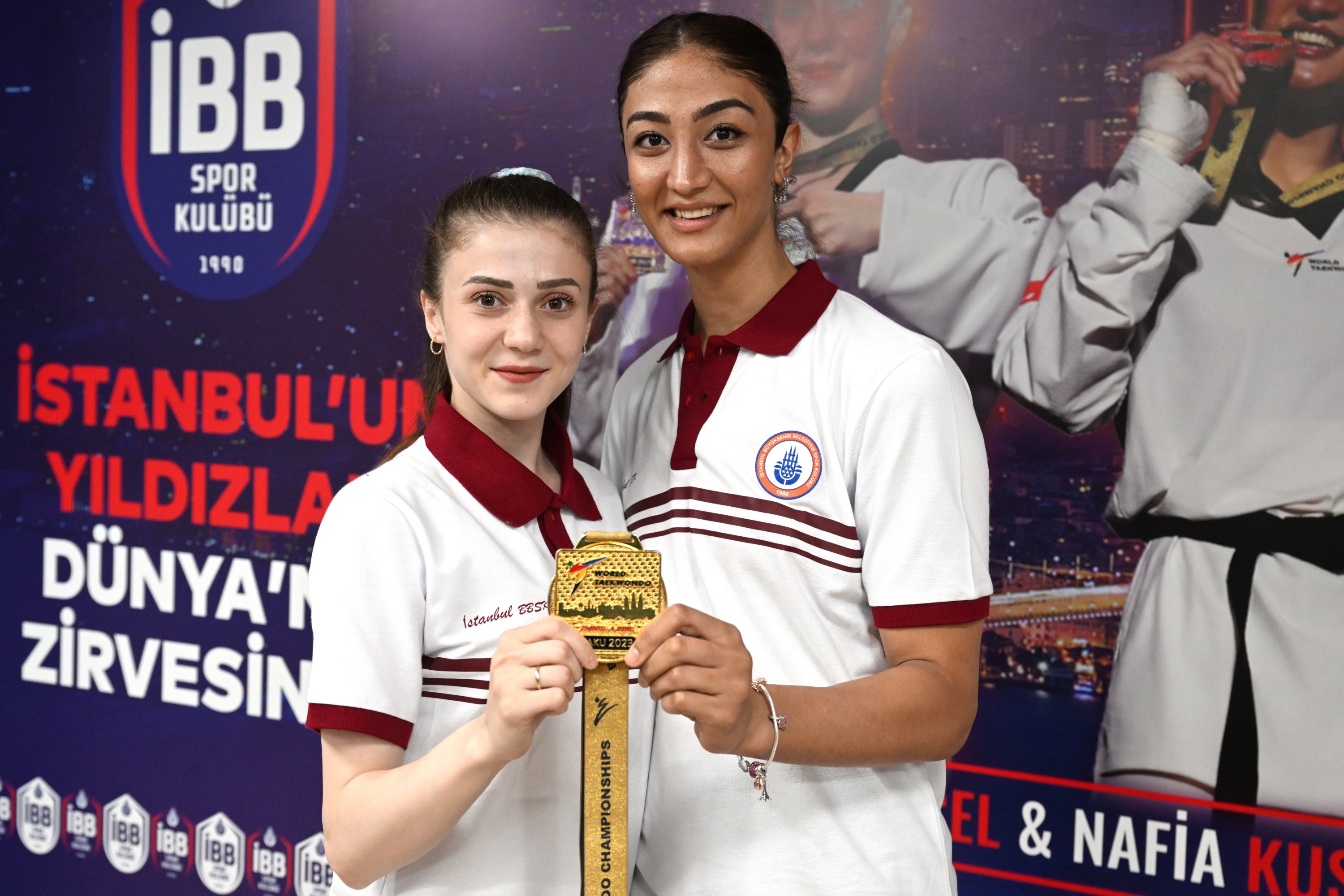 Atlet Klub Olahraga Kota Metropolitan Istanbul (IBBSK) pemenang penghargaan Kejuaraan Dunia Taekwondo Azerbaijan Merve Dinçel (kiri) dan Nafia Kuş berpose untuk foto di Kompleks Olahraga IBB Cebeci, Istanbul, Türkiye, 13 Juni 2023. (Foto AA)