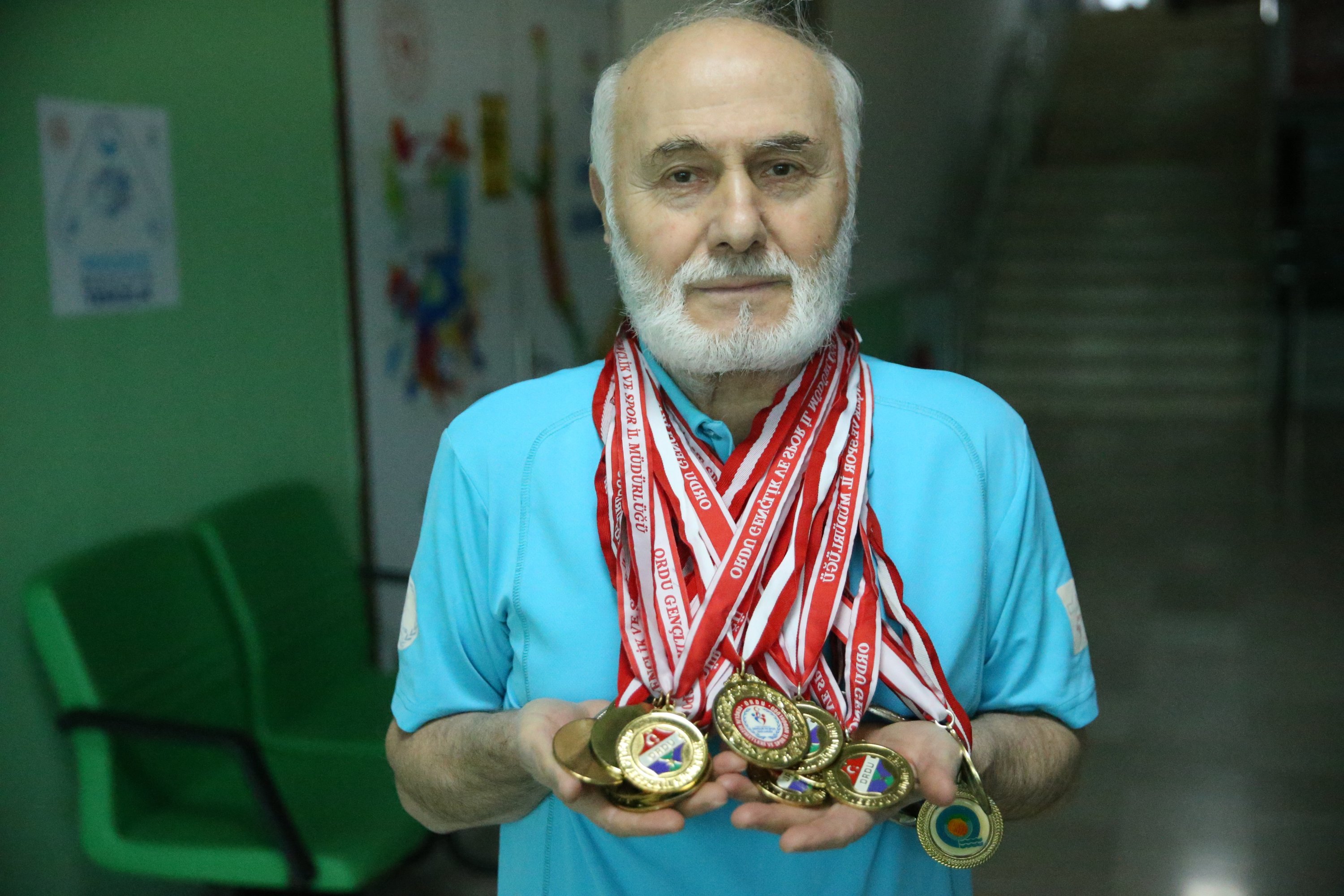 Pemain tenis meja veteran Turki Yalçın Ünal memamerkan penghargaannya di Altınordu Youth Center, Ordu, Türkiye, 24 Juni 2023. (Foto AA)
