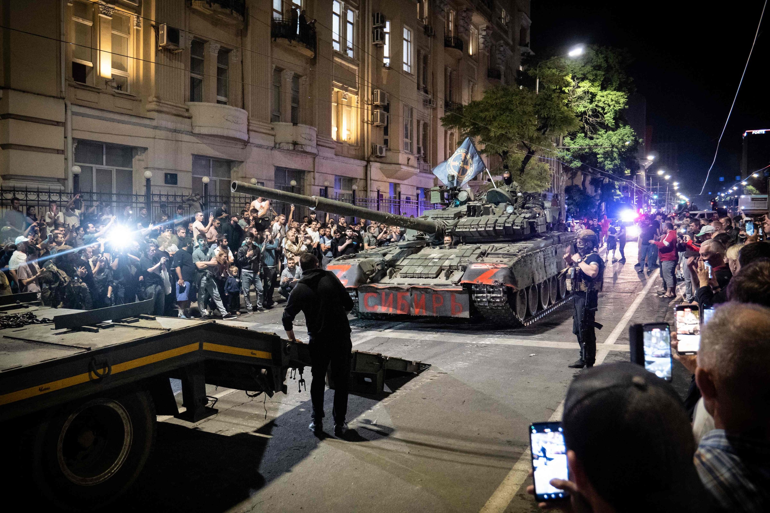 Anggota kelompok Wagner bersiap untuk mundur dari markas Distrik Militer Selatan untuk kembali ke markas mereka di Rostov-on-Don, Rusia, 24 Juni 2023. (Foto AFP)