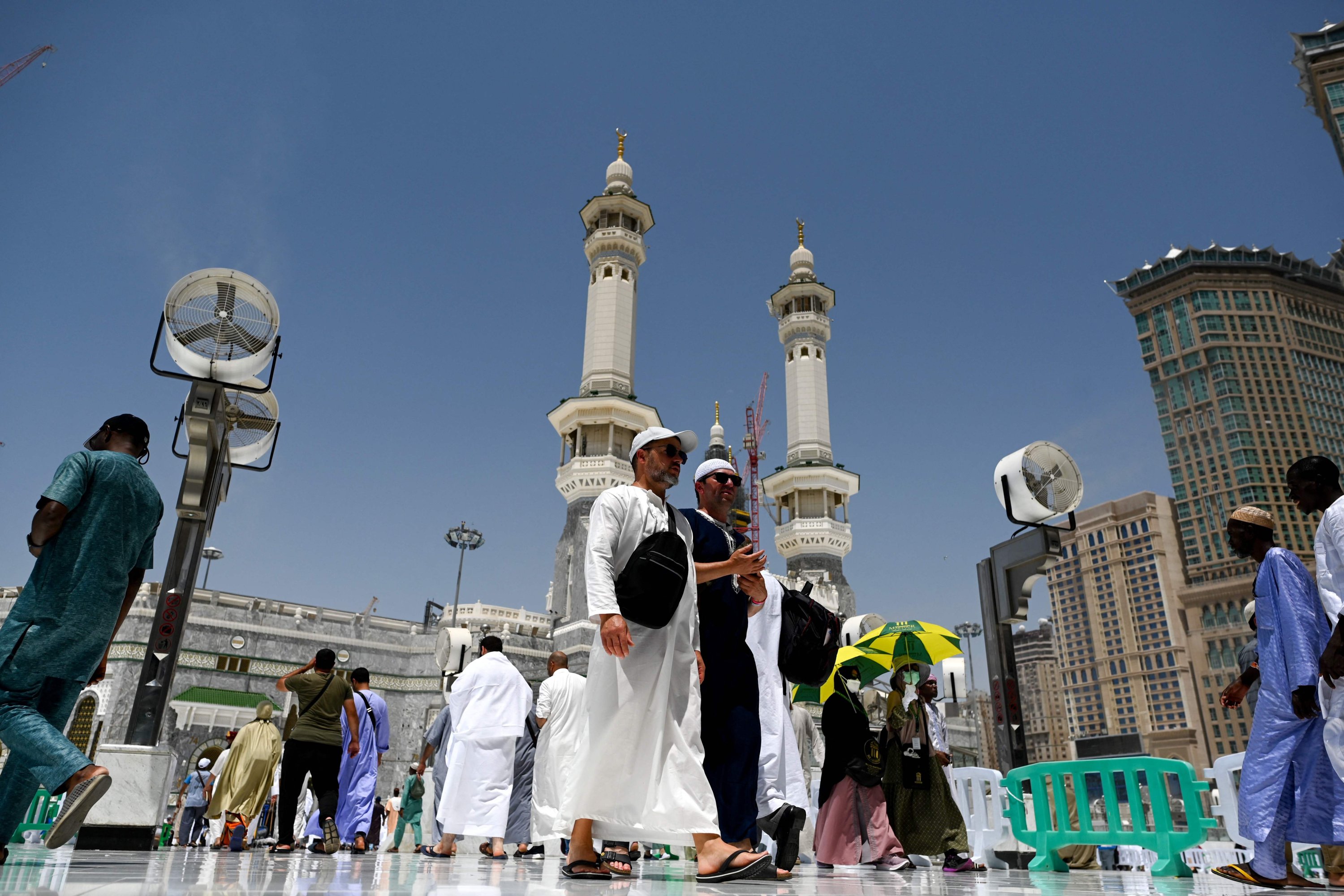 Jemaah dan peziarah Muslim berkumpul di Masjidil Haram di kota suci Mekkah pada 25 Juni 2023, selama ibadah haji tahunan.  (Foto oleh Sajjad HUSSAIN/AFP)
