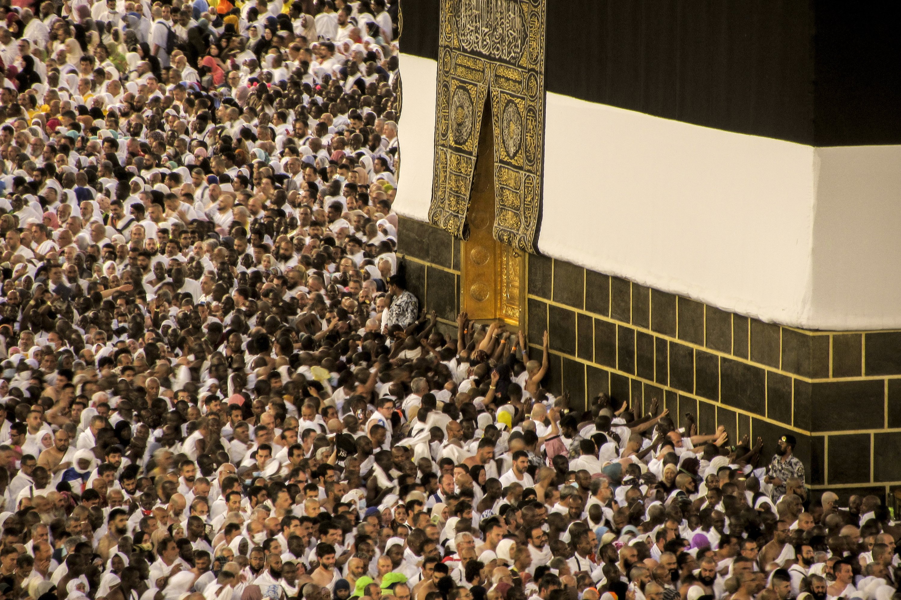 Ribuan jemaah haji mengelilingi Ka'bah saat menunaikan ibadah haji tahunan, di Mekkah, Arab Saudi, 25 Juni 2023. (AP Photo)
