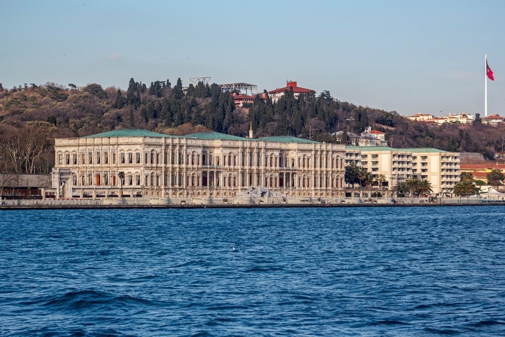Istana Çırağan, bekas istana Ottoman, sekarang menjadi hotel bintang lima di jaringan Hotel Kempinski, Istanbul Türkiye, 5 Februari 2022. (Foto Shutterstock)