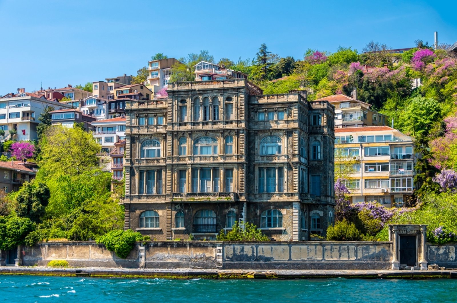 Harta karun di antara ombak: rumah-rumah bersejarah di tepi pantai Istanbul