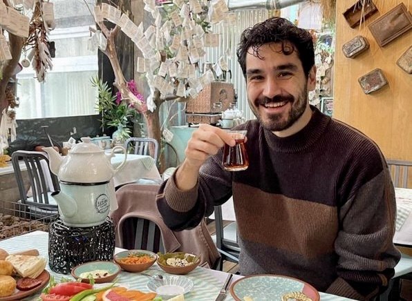 Barcelona midfielder poses for a photo with cup of Turkish tea while having breakfast. (FC Barcelona on Instagram)
