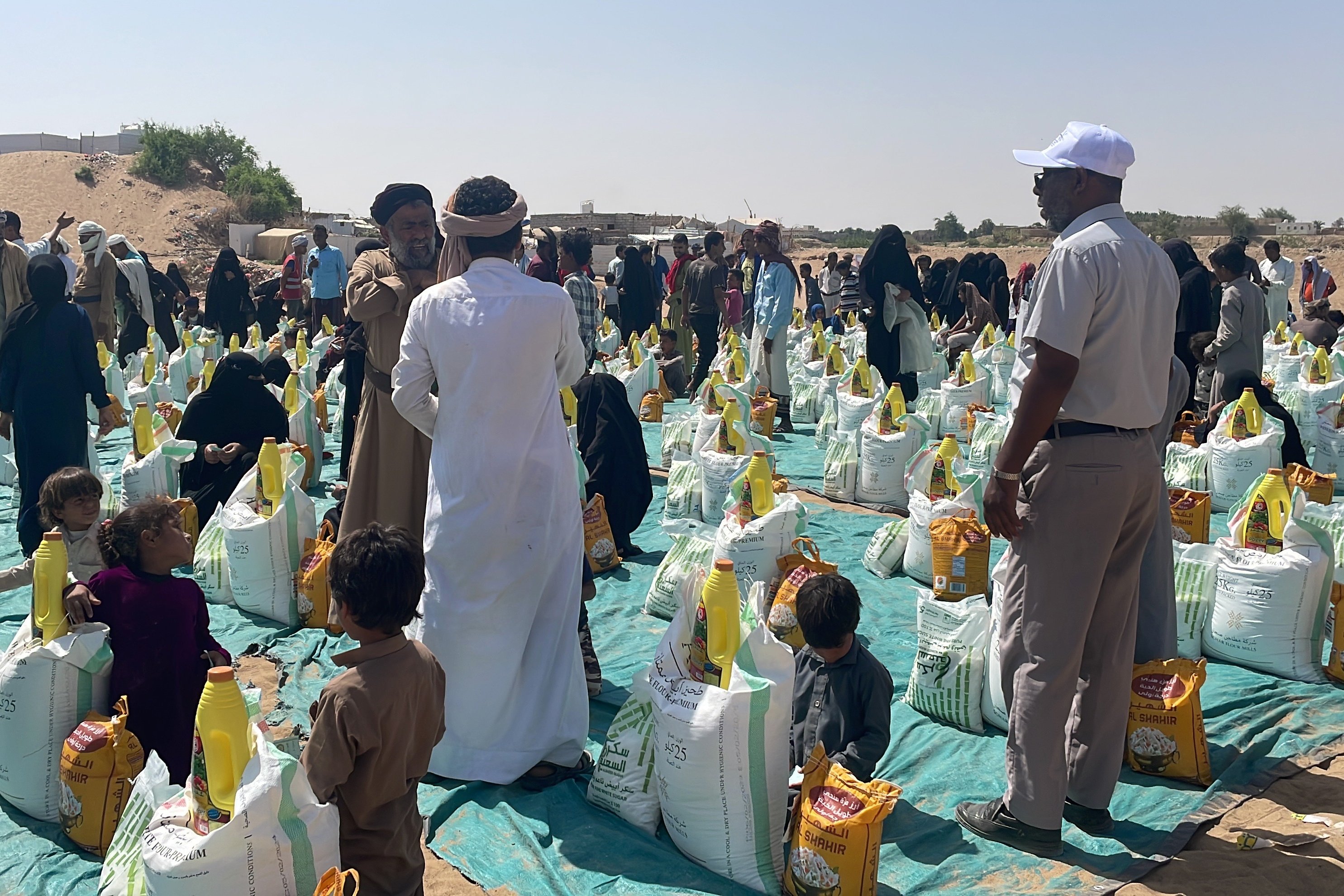 Warga Yaman menerima bantuan kemanusiaan dari organisasi bantuan Turki, 27 Juni 2023. (Foto AA)