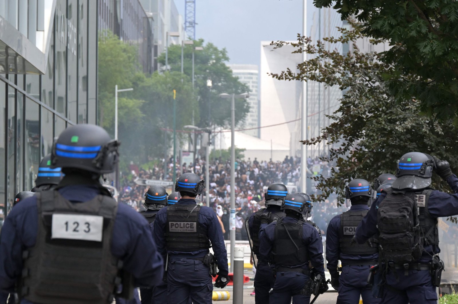 Demonstran bentrok dengan polisi saat kerusuhan meletus di seluruh Prancis