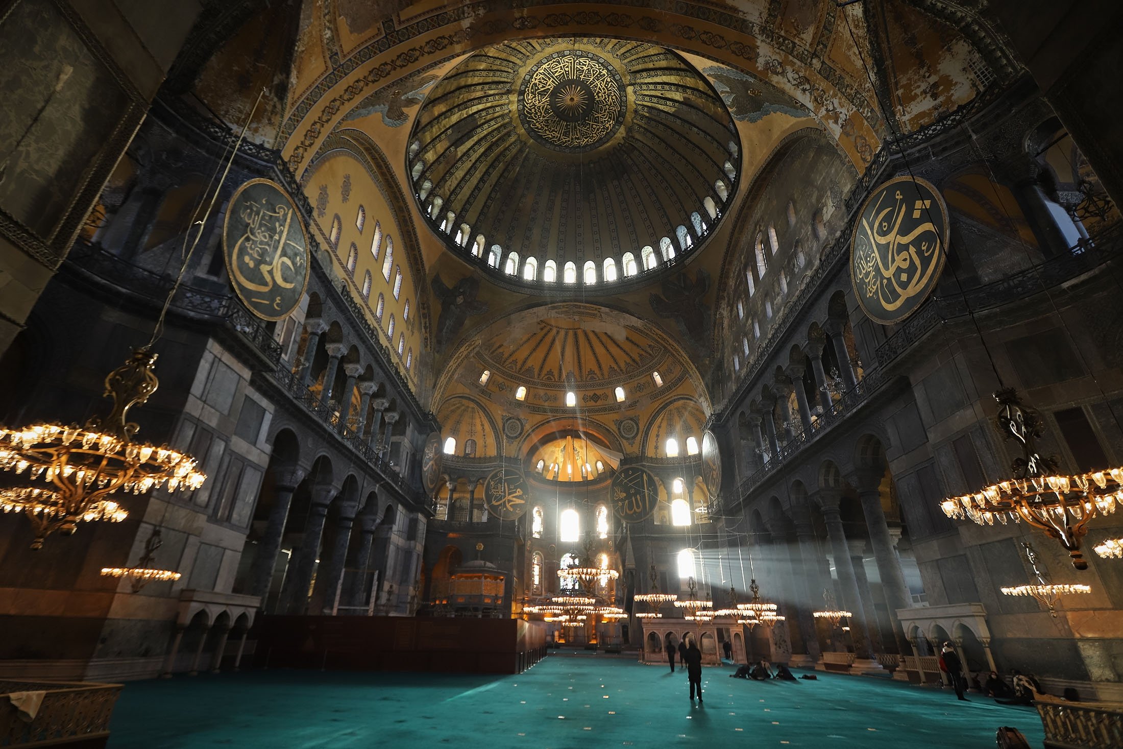 Bagian dalam Masjid Agung Hagia Sophia, di Istanbul, Türkiye, 28 November 2020. (Foto Shutterstock)