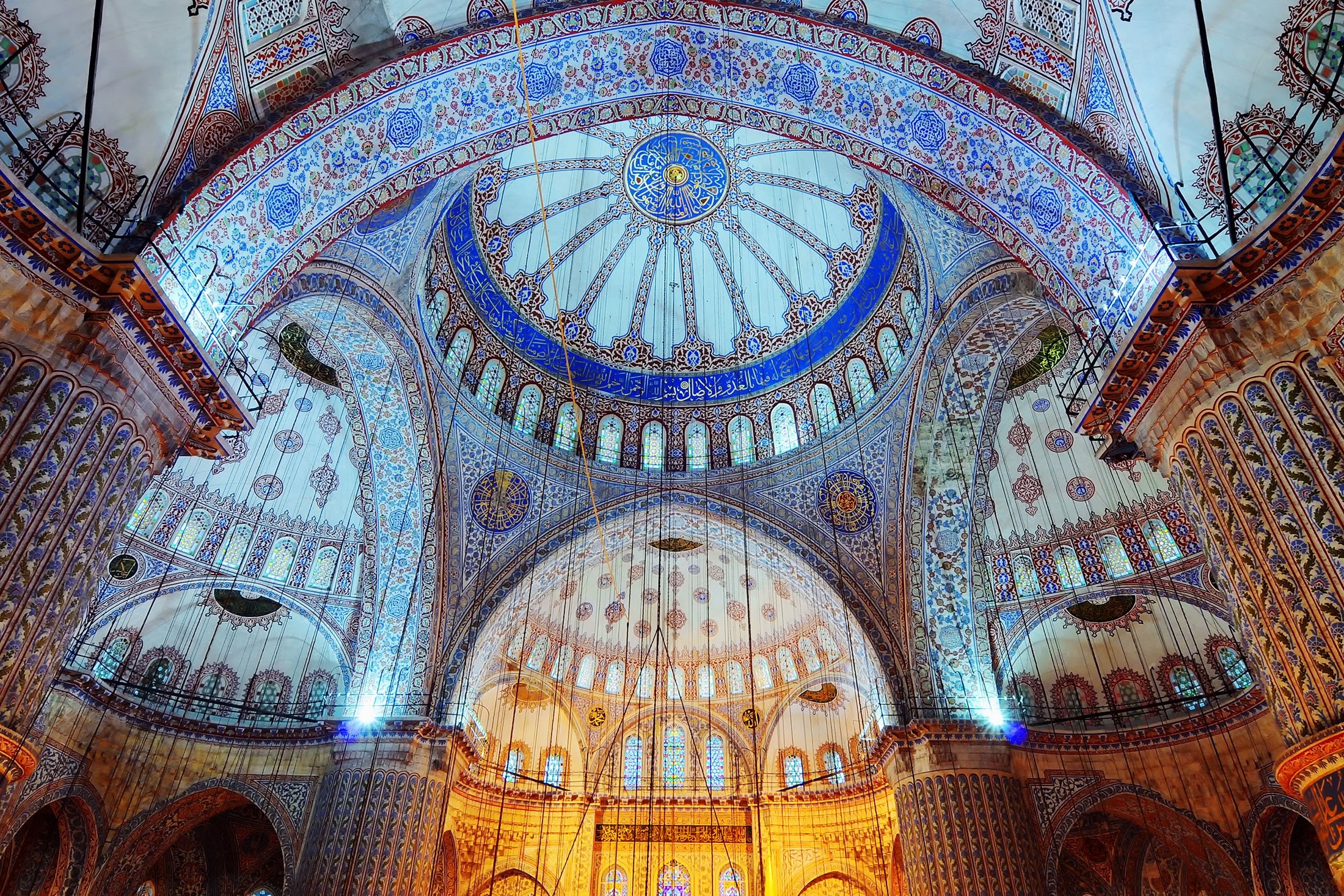 Bagian dalam Masjid Biru, di Istanbul, Türkiye, 18 Desember 2010. (Foto Shutterstock)