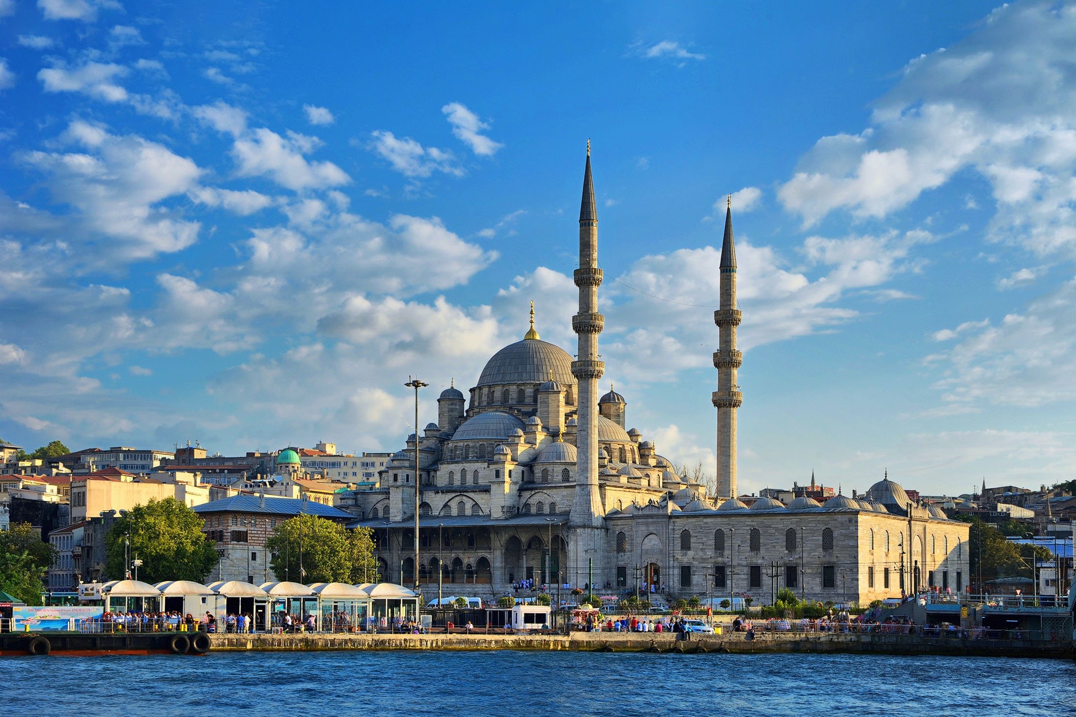 The New Mosque from the Golden Horn, in Istanbul, Türkiye. (Shutterstock Photo)