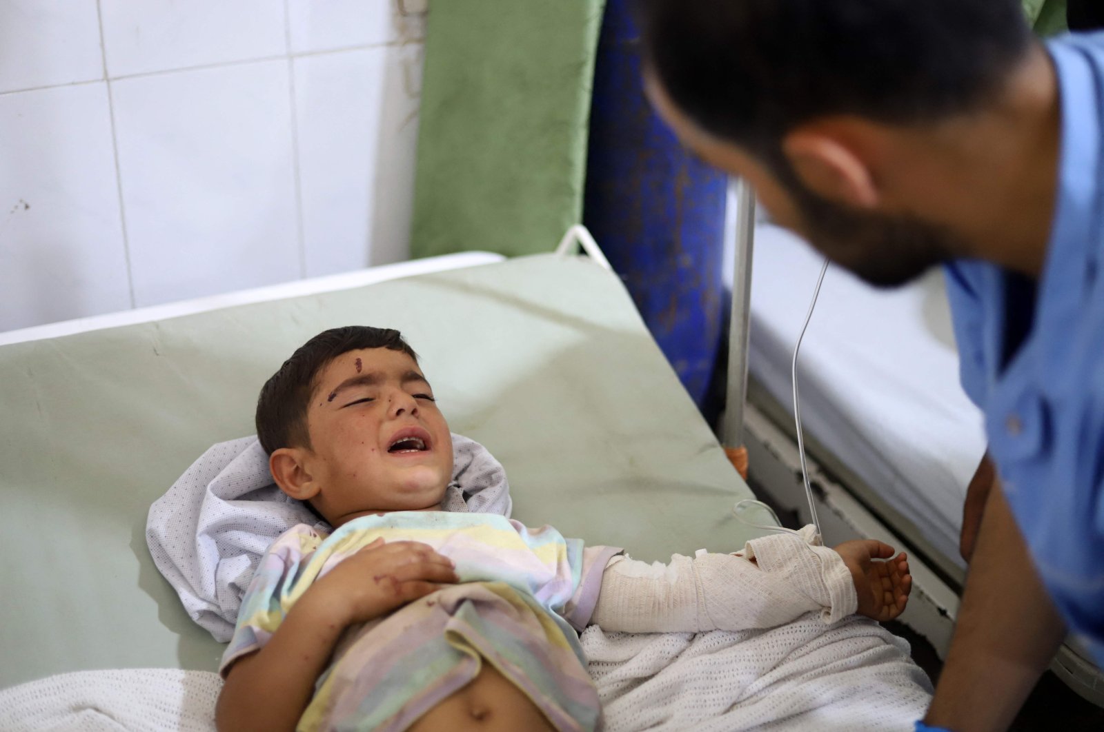 An injured child receives treatment at a hospital in Qaniya following a reported Russian air strike on a market in Jisr al-Shughur, in Syria&#039;s northwestern opposition-held Idlib province, on June 25, 2023. (Abdulaziz KETAZ / AFP)