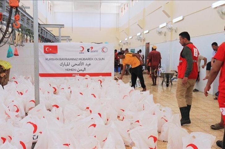 Bulan Sabit Merah Turki mengirimkan daging Idul Fitri kepada yang membutuhkan di Yaman yang dilanda perang