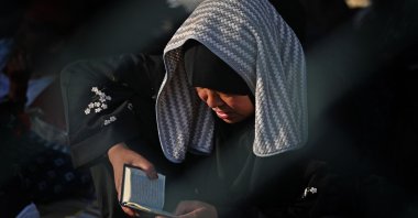 A Muslim pilgrim recites from the Quran during the symbolic stoning of the devil ritual as part of the hajj pilgrimage in Mina, near the holy city of Mecca, Saudi Arabia, June 29, 2023. (AFP Photo)