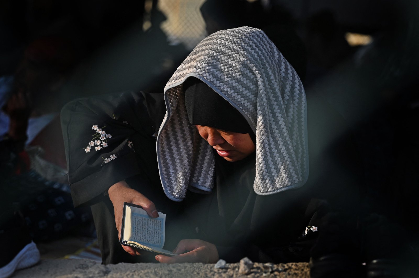 A Muslim pilgrim recites from the Quran during the symbolic stoning of the devil ritual as part of the hajj pilgrimage in Mina, near the holy city of Mecca, Saudi Arabia, June 29, 2023. (AFP Photo)