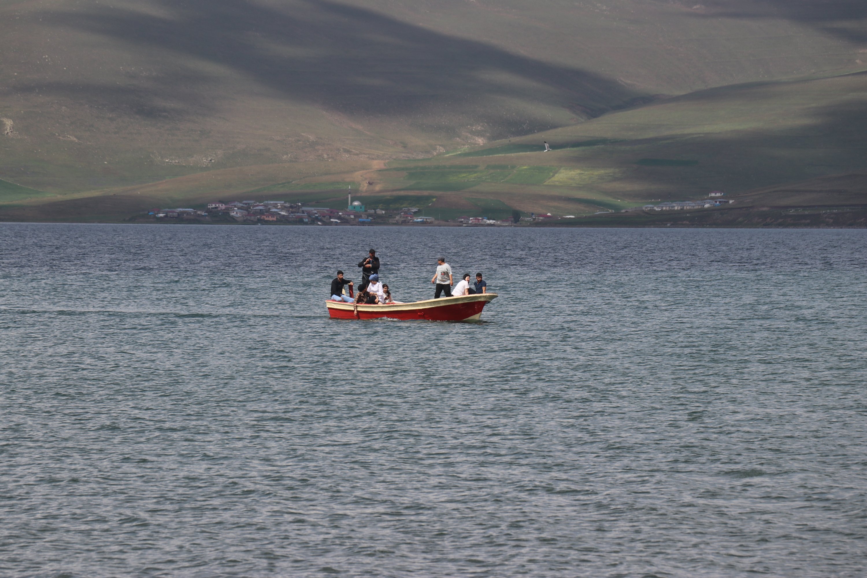 Wisatawan menikmati naik perahu di Danau Balık selama Qurban Bayram, juga dikenal sebagai hari raya Idul Adha, Ağrı, Türkiye, 2 Juli 2023. (Foto AA)