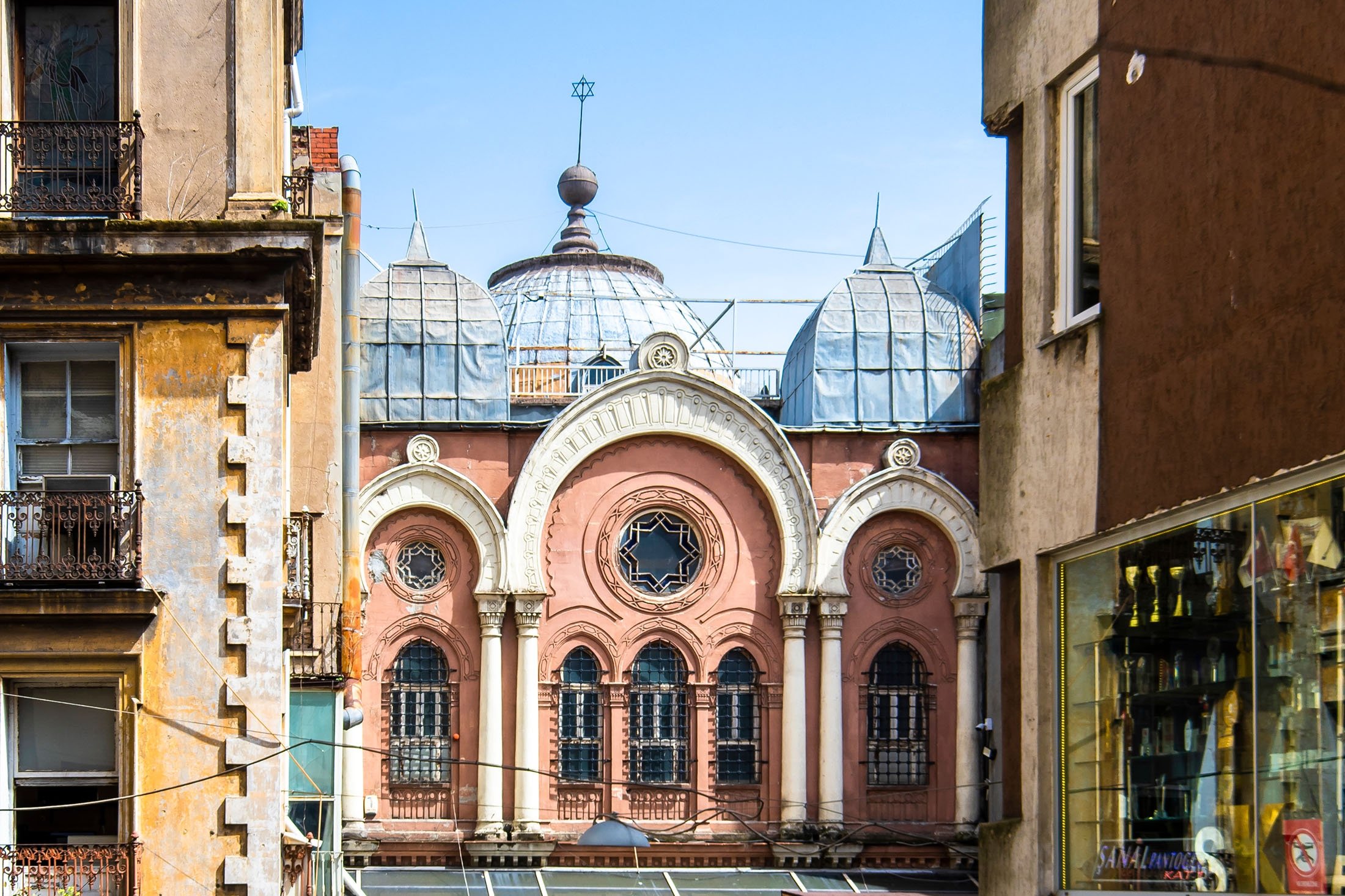 Eksterior Sinagoga Ashkenazi, di Istanbul, Türkiye, 6 April 2021. (Foto Shutterstock)