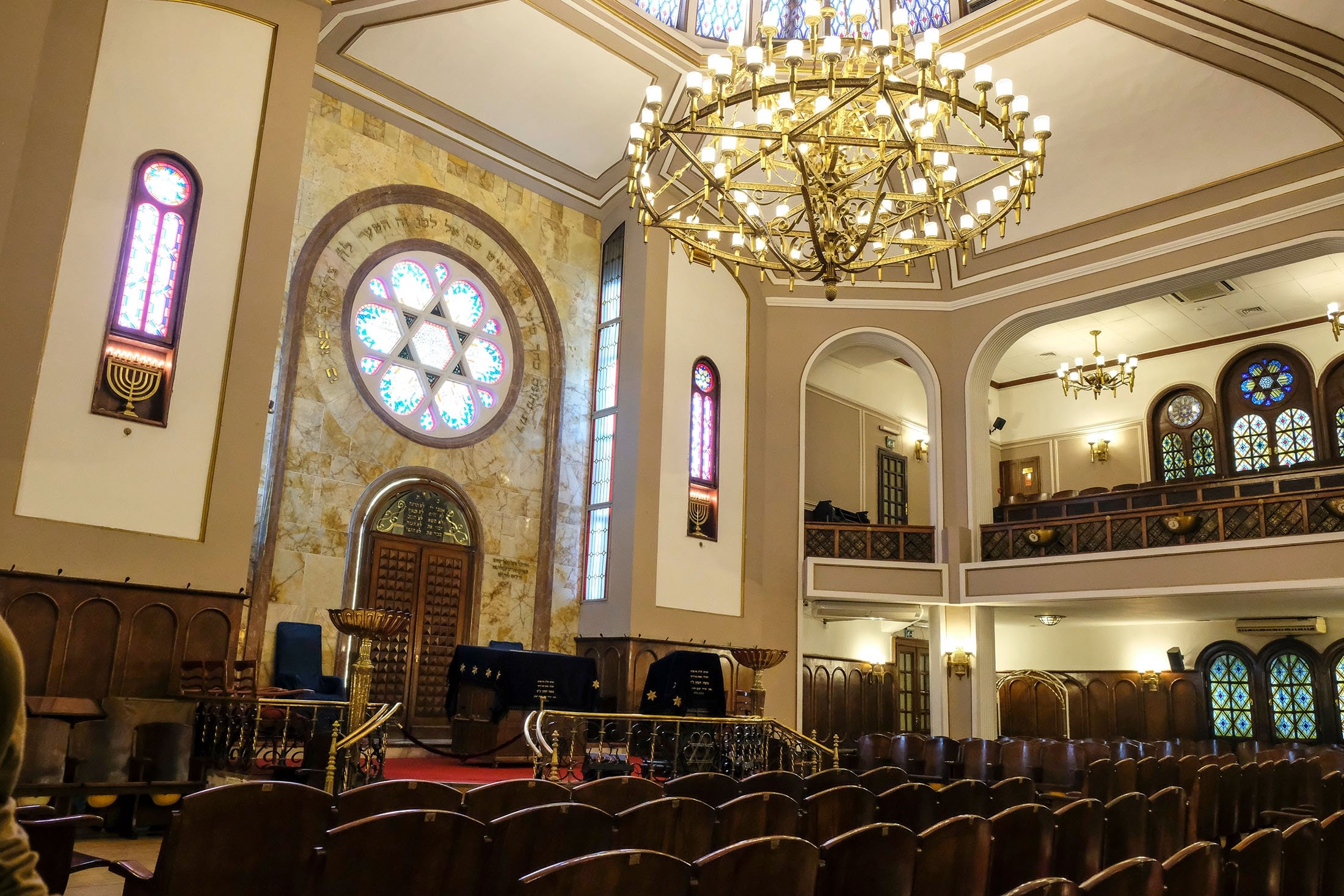 Bagian dalam Sinagoga Neve Shalom, di Istanbul, Türkiye, 26 Februari 2019. (Foto Shutterstock)