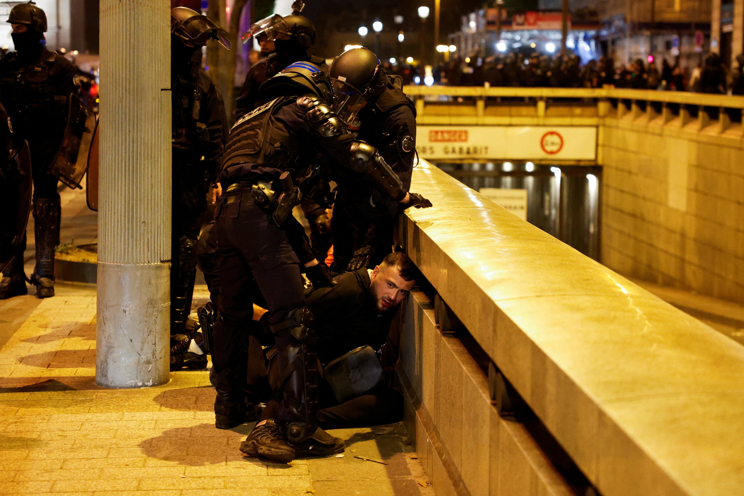 Polisi menahan seorang pemuda pada malam kelima unjuk rasa menyusul di Paris, Prancis, 2 Juli 2023. (Foto Reuters)