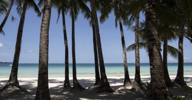 A general view of an empty beach on the Philippine island of Boracay, April 26, 2018. (AFP Photo)