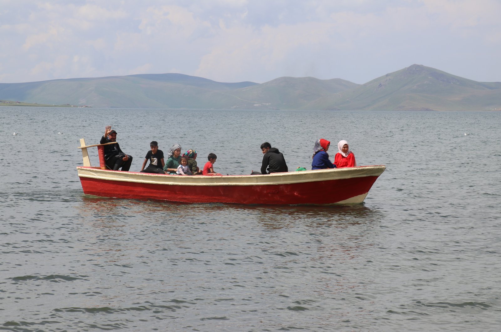 Pengunjung berduyun-duyun ke permata pariwisata Türkiye ‘Danau Balık’ untuk liburan Idul Fitri