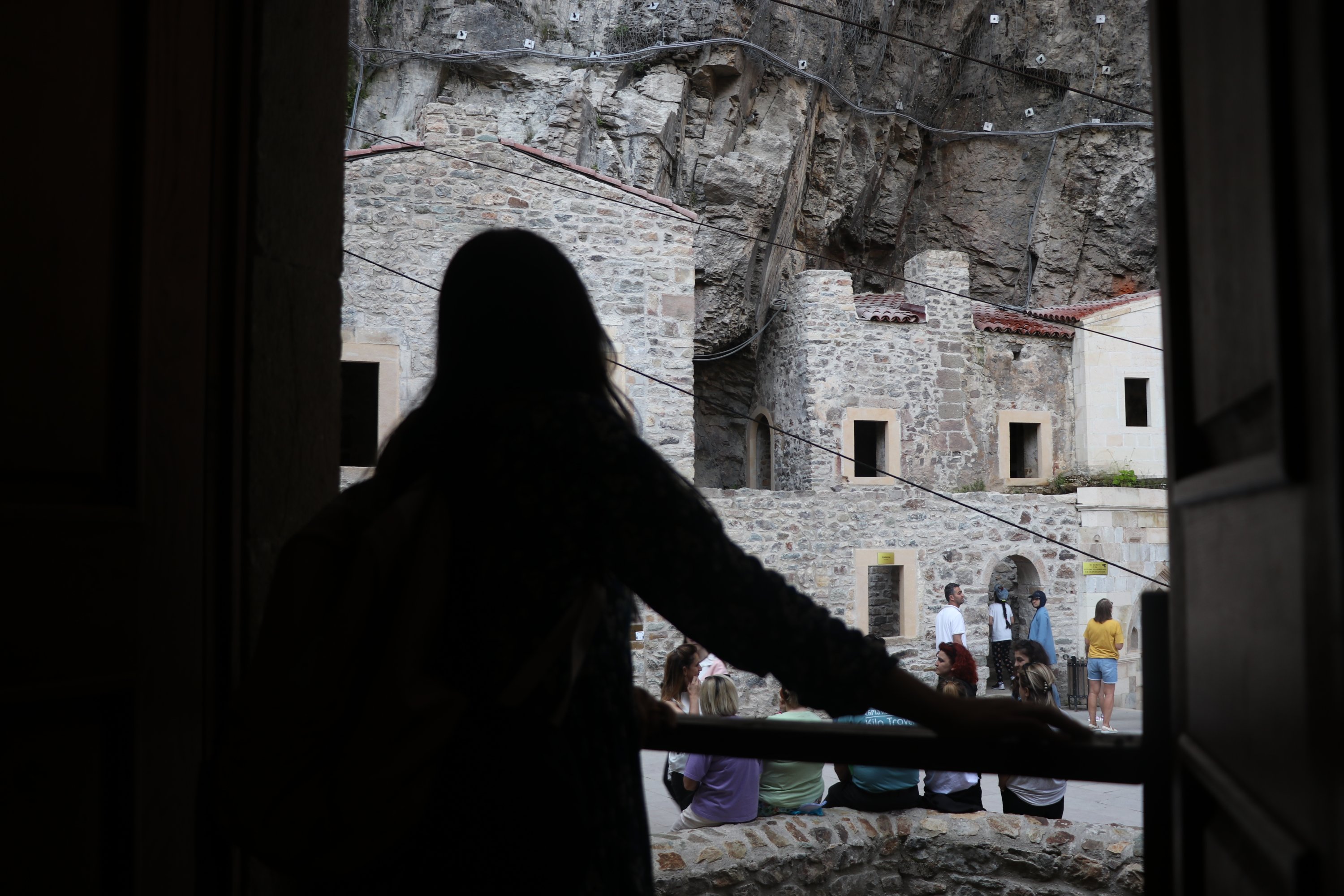 Seorang wanita mengunjungi Biara Sümela, Trabzon, Türkiye utara, 29 Juni 2023. (Foto AA)