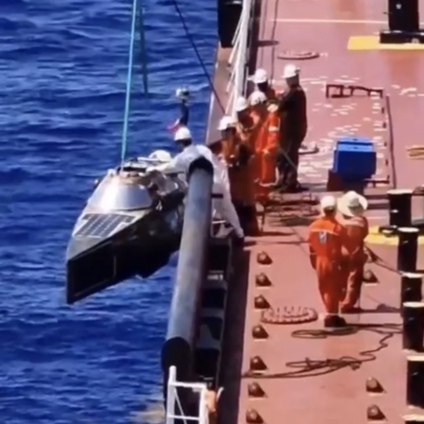 Momen ketika perahu Didier Bovard Prancis yang diselamatkan ditarik ke geladak, Puerto Riko, 24 Juni 2023. (Foto DHA)