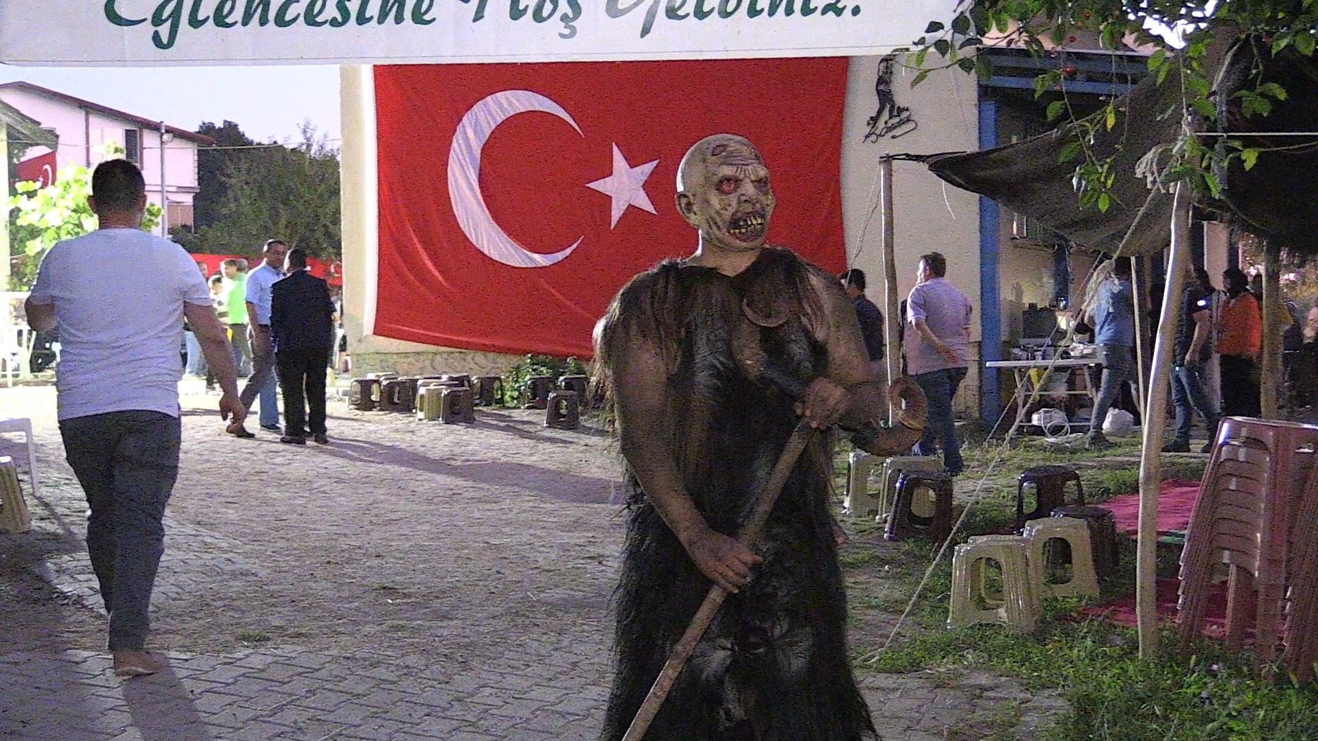 Orang-orang mengenakan kostum menakutkan untuk menghormati pasukan kavaleri Kekaisaran Ottoman di Bursa, Türkiye, 3 Juli 2023. (Foto DHA)