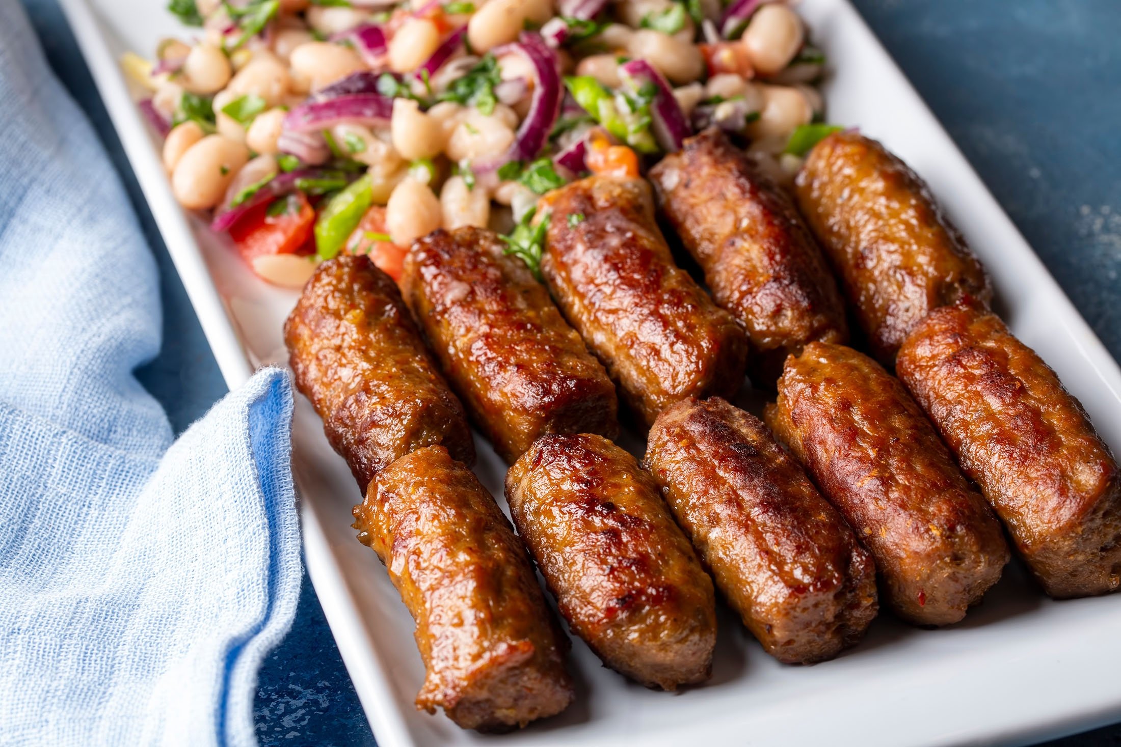 Bakso Tekirdağ yang terkenal disajikan dengan salad dan piyaz, di Tekirdağ, Türkiye.  (Foto Shutterstock)
