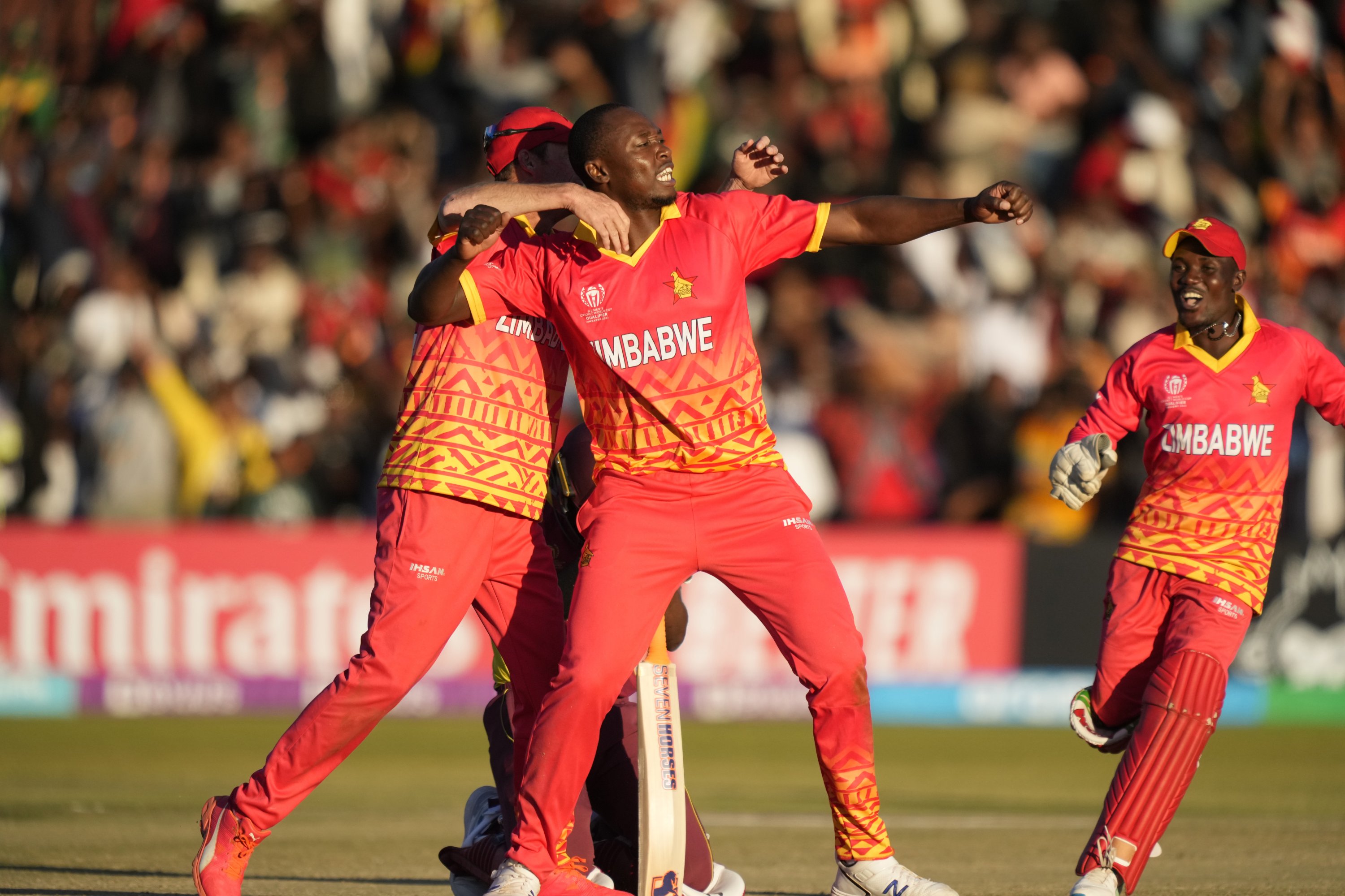 Para pemain Zimbabwe merayakan kemenangan dalam pertandingan Kualifikasi Piala Dunia Kriket Putra ICC melawan Hindia Barat di Harare Sports Club, Harare, Zimbabwe, 24 Juni 2023. (Foto AP)