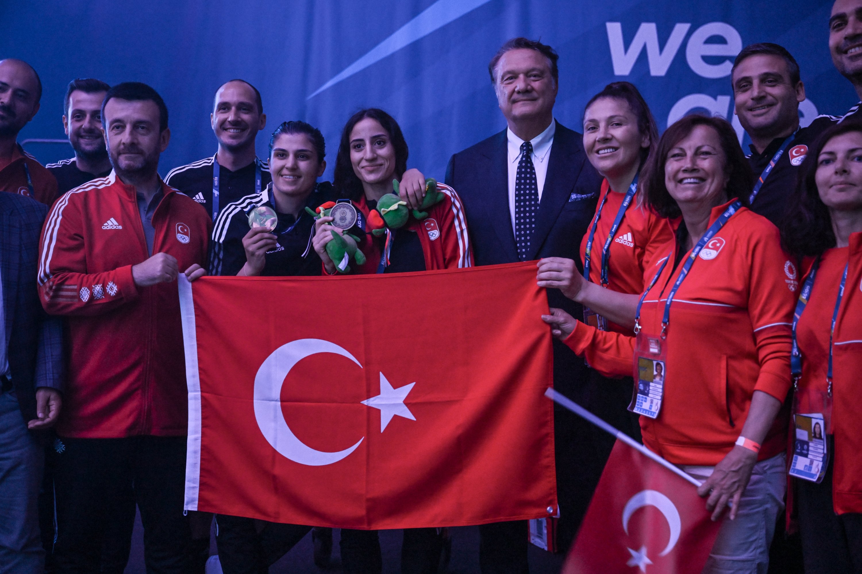Tim Turki berfoto bersama usai menang di European Games ke-3, Krakow, Polandia, 2 Juli 2023. (Foto AA)