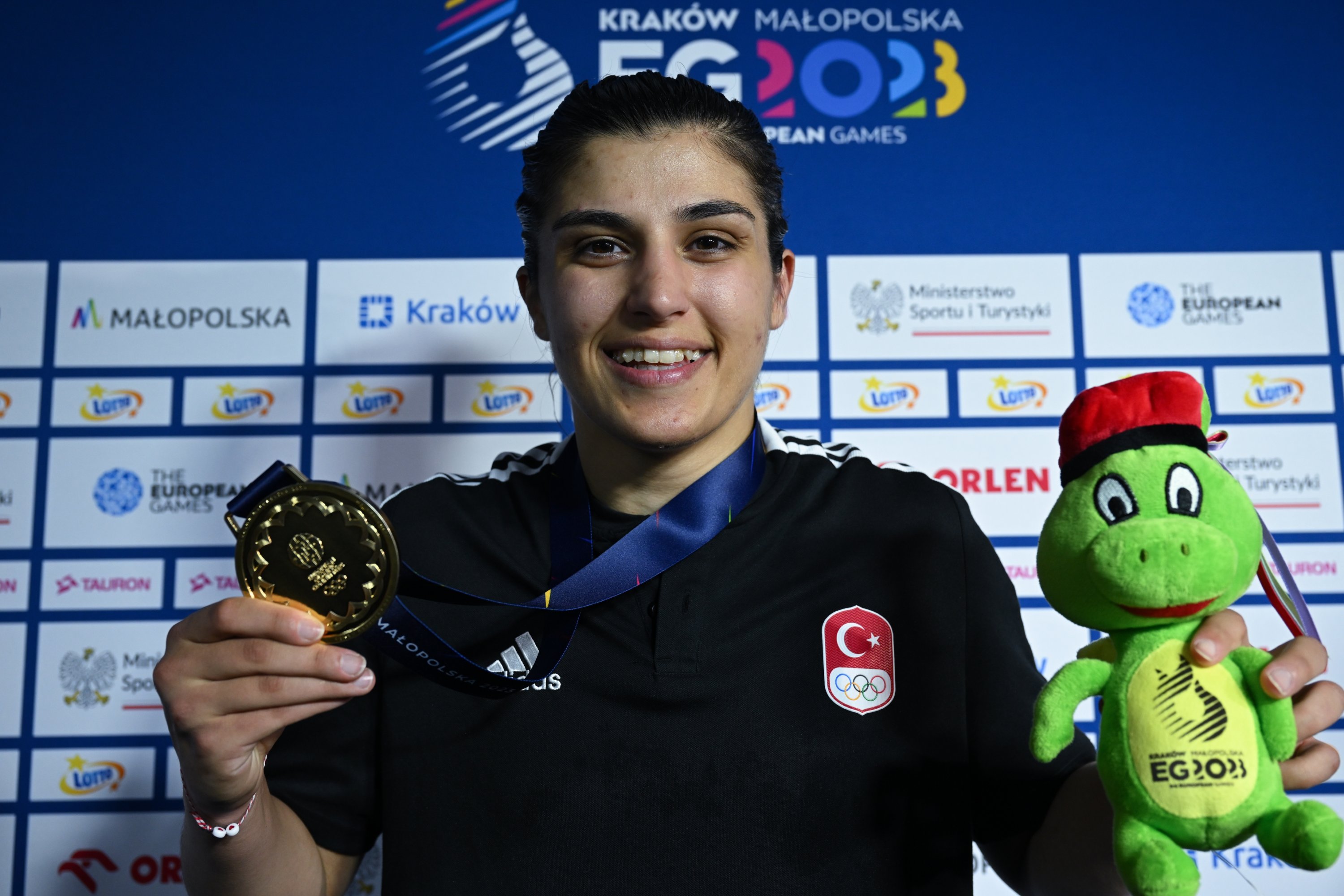 Busenaz Sürmeneli dari Türkiye berpose dengan medali emasnya setelah menang di European Games ke-3, Krakow, Polandia, 2 Juli 2023. (Foto AA)