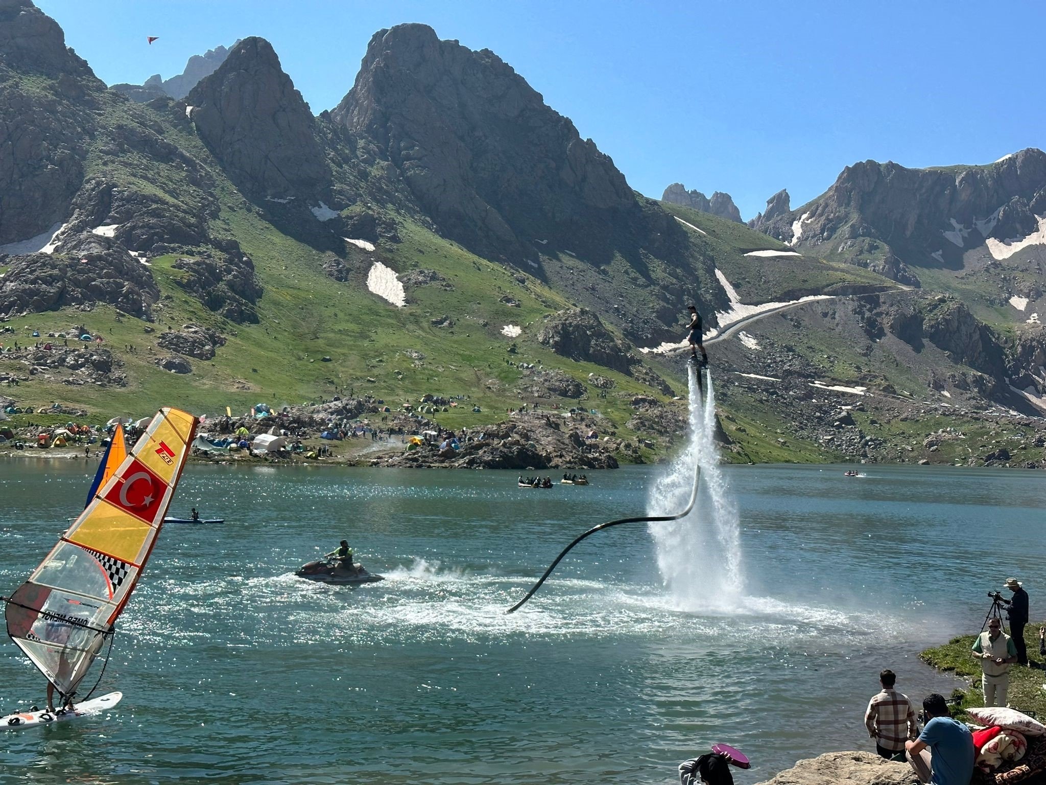 Seorang turis menikmati aktivitas laut paling populer, flyboarding, di festival Cilo ke-5, Hakkari, Türkiye, 3 Juli 2023. (Foto IHA)