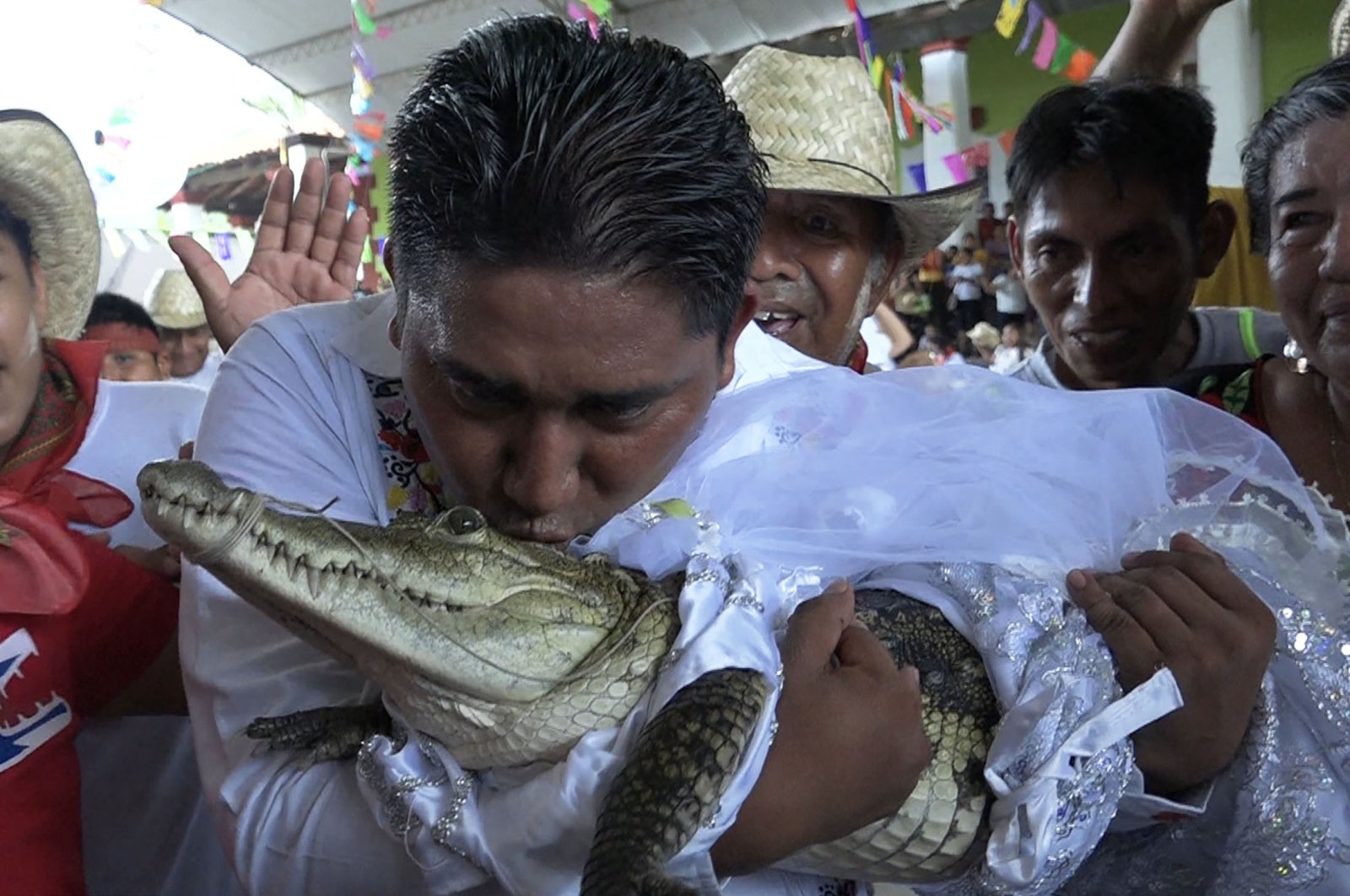 Walikota Meksiko dengan senang hati menikahi reptil betina dalam ritual tradisional