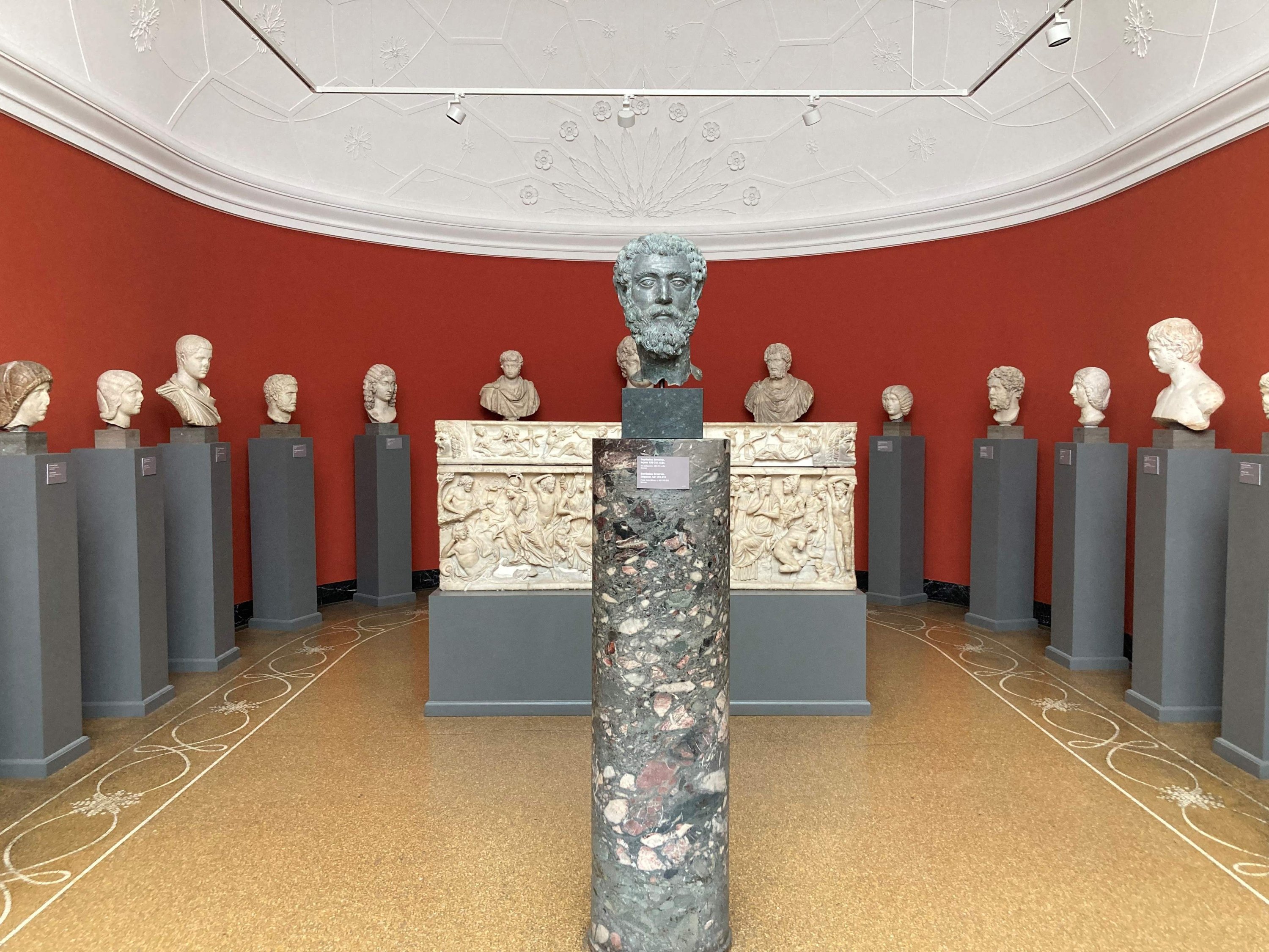 Kepala perunggu Kaisar Romawi Septimius Severus (145-211 M), Asia Kecil, sekitar 195-211, dipajang di museum Ny Carlsberg Glyptotek di Kopenhagen, Denmark, 29 Juni 2023. (Foto AFP)